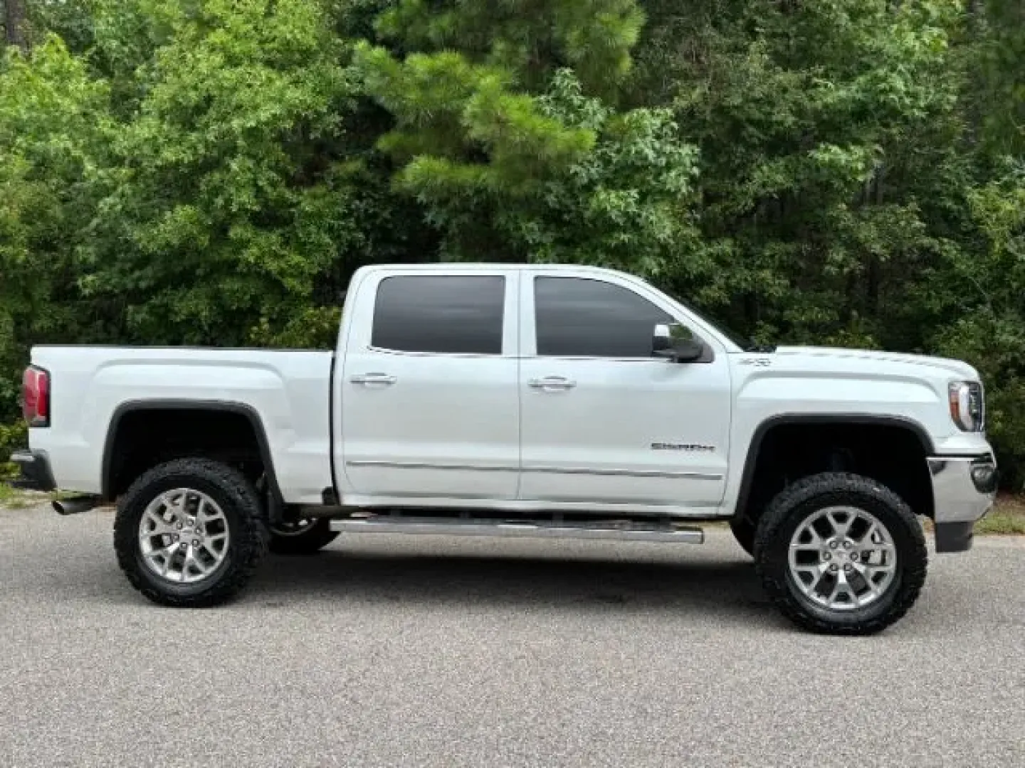 2018 /Cocoa/Dune GMC Sierra 1500 SLT (3GTU2NEC3JG) with an EcoTec3 6.2L V-8 gasoline direct injection engine, located at 2761 East Hwy 501, Conway, SC, 29526, (843) 331-1151, 33.781528, -78.989883 - Unleash your adventurous spirit with this 2018 GMC Sierra 1500 SLT, the perfect truck for weekend warriors and daily commuters alike. Whether you're hauling gear for a family camping trip or navigating the daily grind of work in Conway, SC, this pre-owned beauty is designed to elevate your lifestyle - Photo#4