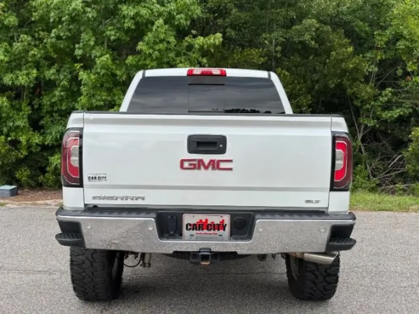 2018 /Cocoa/Dune GMC Sierra 1500 SLT (3GTU2NEC3JG) with an EcoTec3 6.2L V-8 gasoline direct injection engine, located at 2761 East Hwy 501, Conway, SC, 29526, (843) 331-1151, 33.781528, -78.989883 - Unleash your adventurous spirit with this 2018 GMC Sierra 1500 SLT, the perfect truck for weekend warriors and daily commuters alike. Whether you're hauling gear for a family camping trip or navigating the daily grind of work in Conway, SC, this pre-owned beauty is designed to elevate your lifestyle - Photo#6