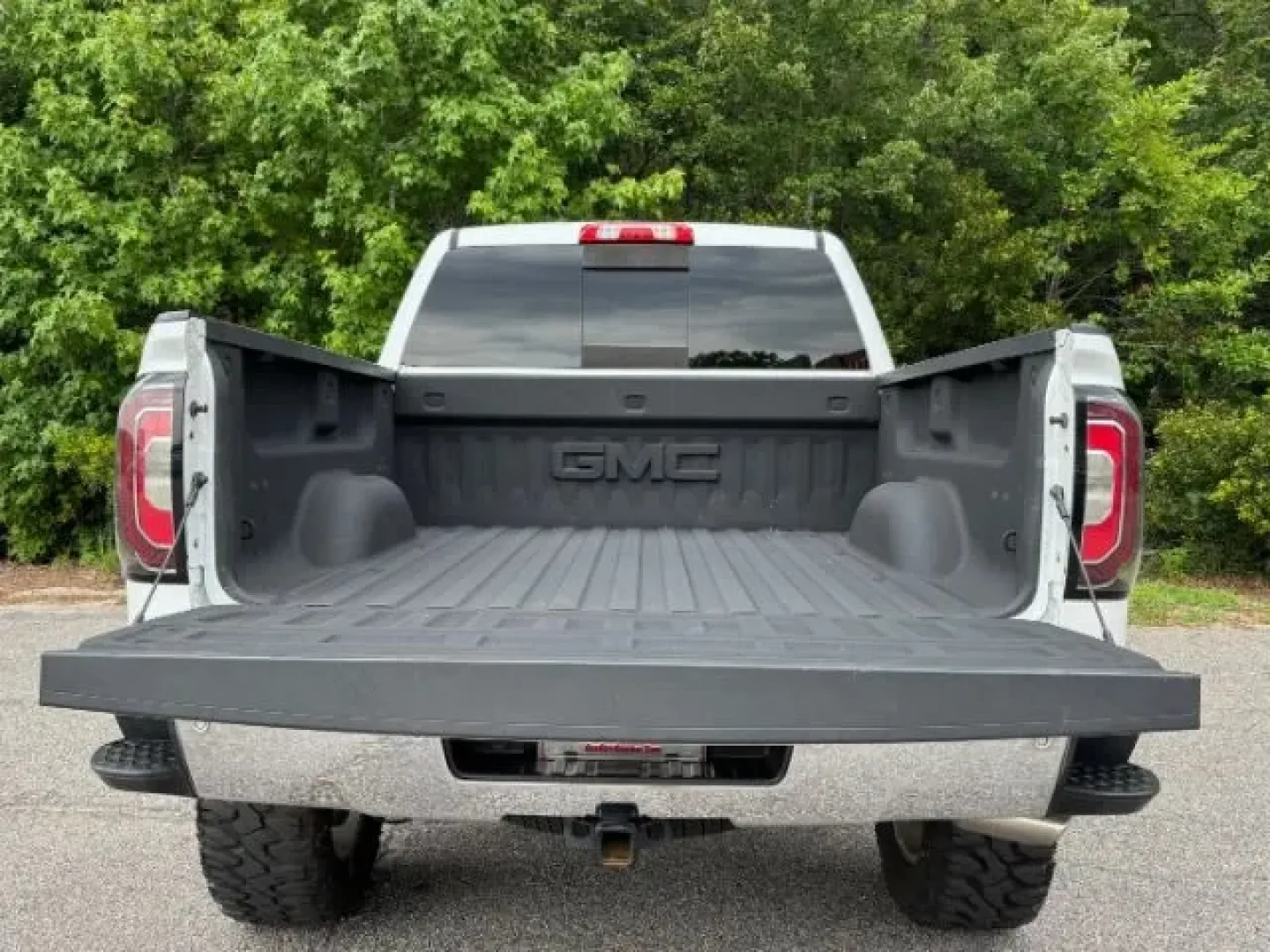 2018 /Cocoa/Dune GMC Sierra 1500 SLT (3GTU2NEC3JG) with an EcoTec3 6.2L V-8 gasoline direct injection engine, located at 2761 East Hwy 501, Conway, SC, 29526, (843) 331-1151, 33.781528, -78.989883 - Unleash your adventurous spirit with this 2018 GMC Sierra 1500 SLT, the perfect truck for weekend warriors and daily commuters alike. Whether you're hauling gear for a family camping trip or navigating the daily grind of work in Conway, SC, this pre-owned beauty is designed to elevate your lifestyle - Photo#14