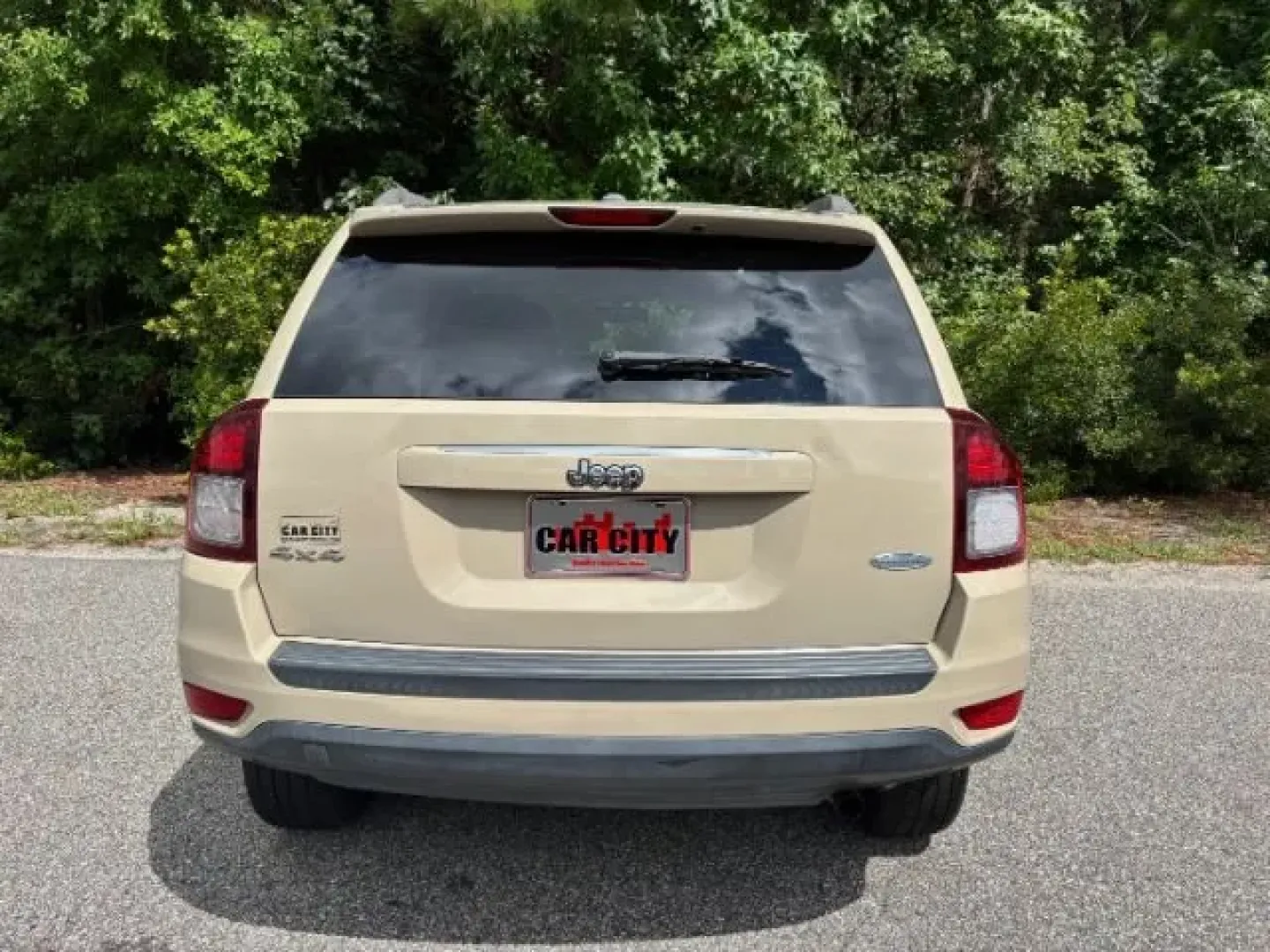 2017 /Dark Slate Gray, vin Jeep Compass Latitude 4WD (1C4NJDEB1HD) with an 2.4L L4 DOHC 16V engine, 6-Speed Automatic transmission, located at 2761 East Hwy 501, Conway, SC, 29526, (843) 331-1151, 33.781528, -78.989883 - **Experience Adventure and Comfort with the 2017 Jeep Compass Latitude 4WD at Car City - Conway!**<br /> <br /> Are you ready to elevate your weekend adventures and create lasting memories with family and friends? The 2017 Jeep Compass Latitude 4WD, now available at Car City - Conway, is your perfec - Photo#5