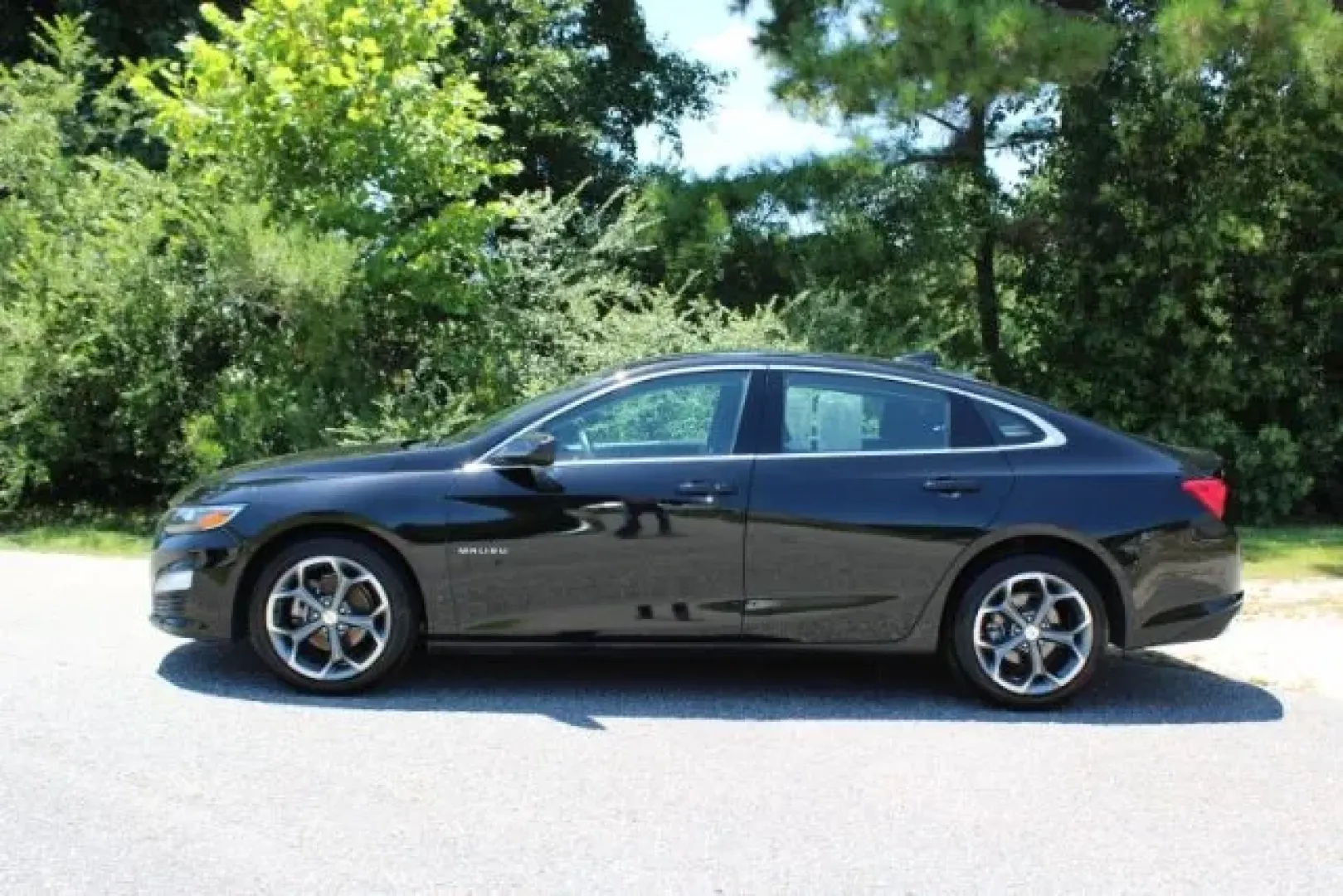 2023 Chevrolet Malibu FWD 1LT (1G1ZD5ST8PF) with an ECOTEC 1.5L I-4 gasoline direct injection engine, located at 3598 James B White Hwy South, Whiteville, NC, 28472, (910) 642-3196, 34.294846, -78.732613 - Are you in the market for a reliable, stylish sedan that enhances your daily commute while providing a touch of luxury? Look no further than the 2023 Chevrolet Malibu 1LT, available now at Car City - Whitesville in Whiteville, NC. Whether you're navigating the bustling streets of nearby Wilmington o - Photo#3