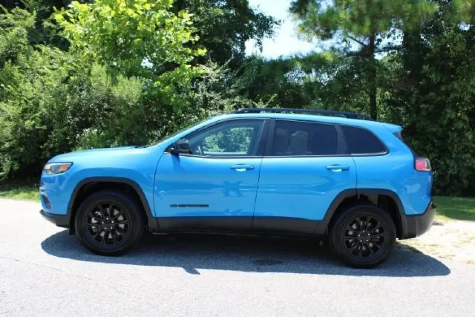 2023 Jeep Cherokee Altitude Lux 4x4 (1C4PJMMB0PD) with an MultiAir2 Tigershark 2.4L I-4 variable valve contr engine, located at 3598 James B White Hwy South, Whiteville, NC, 28472, (910) 642-3196, 34.294846, -78.732613 - Discover your next adventure with the 2023 Jeep Cherokee Altitude Lux 4x4, an exceptional crossover vehicle designed for those who embrace both urban commutes and weekend getaways. This vehicle is not just a means of transportation; it's a lifestyle choice that fits perfectly into a busy family sche - Photo#3