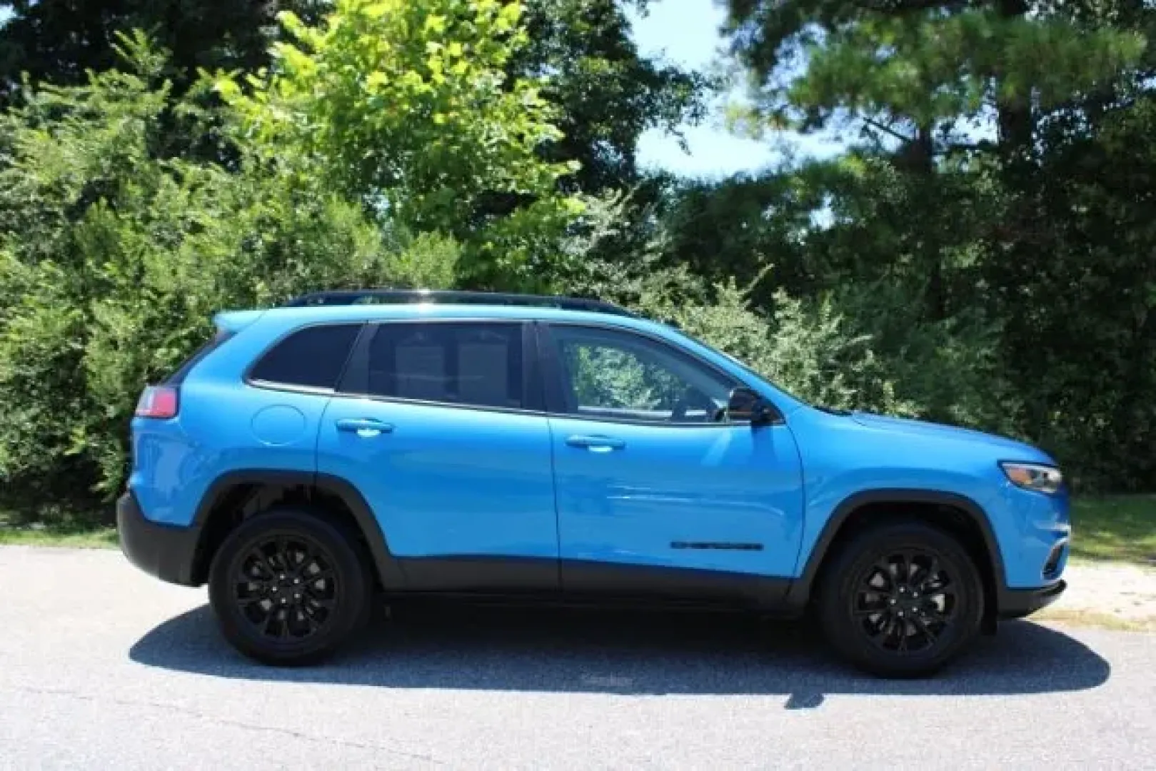 2023 Jeep Cherokee Altitude Lux 4x4 (1C4PJMMB0PD) with an MultiAir2 Tigershark 2.4L I-4 variable valve contr engine, located at 3598 James B White Hwy South, Whiteville, NC, 28472, (910) 642-3196, 34.294846, -78.732613 - Discover your next adventure with the 2023 Jeep Cherokee Altitude Lux 4x4, an exceptional crossover vehicle designed for those who embrace both urban commutes and weekend getaways. This vehicle is not just a means of transportation; it's a lifestyle choice that fits perfectly into a busy family sche - Photo#4
