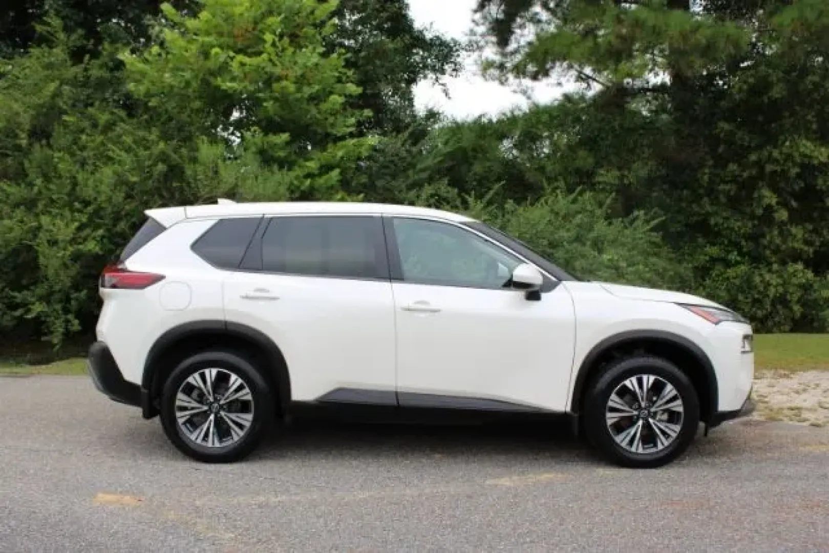 2022 Chevrolet Equinox FWD RS (2GNAXMEV0N6) with an 1.5L I-4 gasoline direct injection engine, 6A transmission, located at 2761 East Hwy 501, Conway, SC, 29526, (843) 331-1151, 33.781528, -78.989883 - **Discover the Perfect Blend of Style and Functionality with the 2022 Chevrolet Equinox at Car City - Whitesville!**<br /> <br /> Are you searching for a vehicle that effortlessly balances your daily commute, weekend adventures, and family outings? Look no further! At Car City - Whitesville, located - Photo#4