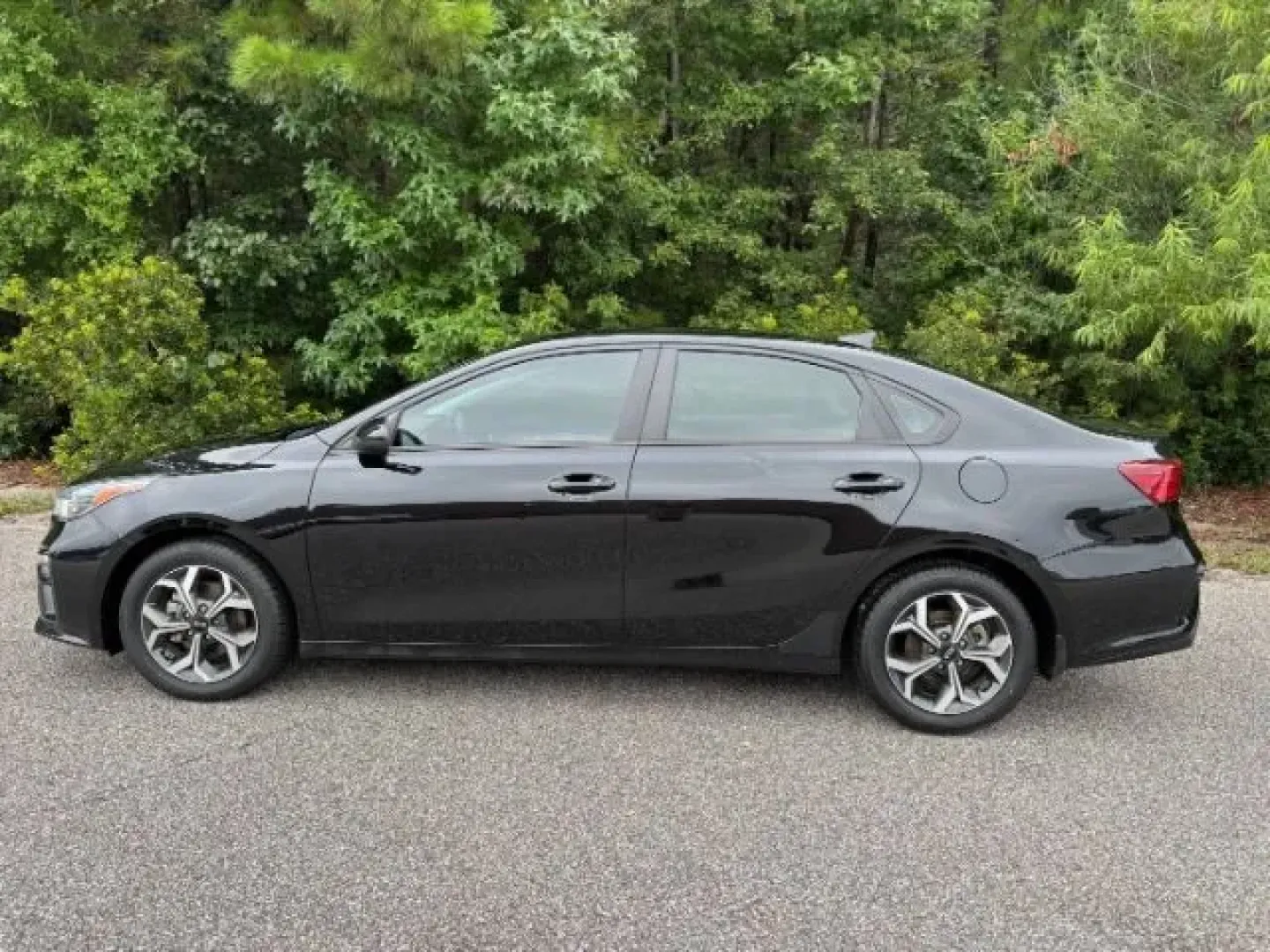 2021 /Gray Kia Forte LXS (3KPF24AD0ME) with an 2L I-4 DOHC engine, located at 2761 East Hwy 501, Conway, SC, 29526, (843) 331-1151, 33.781528, -78.989883 - Looking for an affordable yet stylish vehicle that seamlessly integrates into your daily routine? Whether you're commuting to work, picking up the kids, or heading out on weekend adventures, our 2021 Kia Forte LXS is the perfect fit. Designed for budget-conscious buyers who don't want to sacrifice q - Photo#2