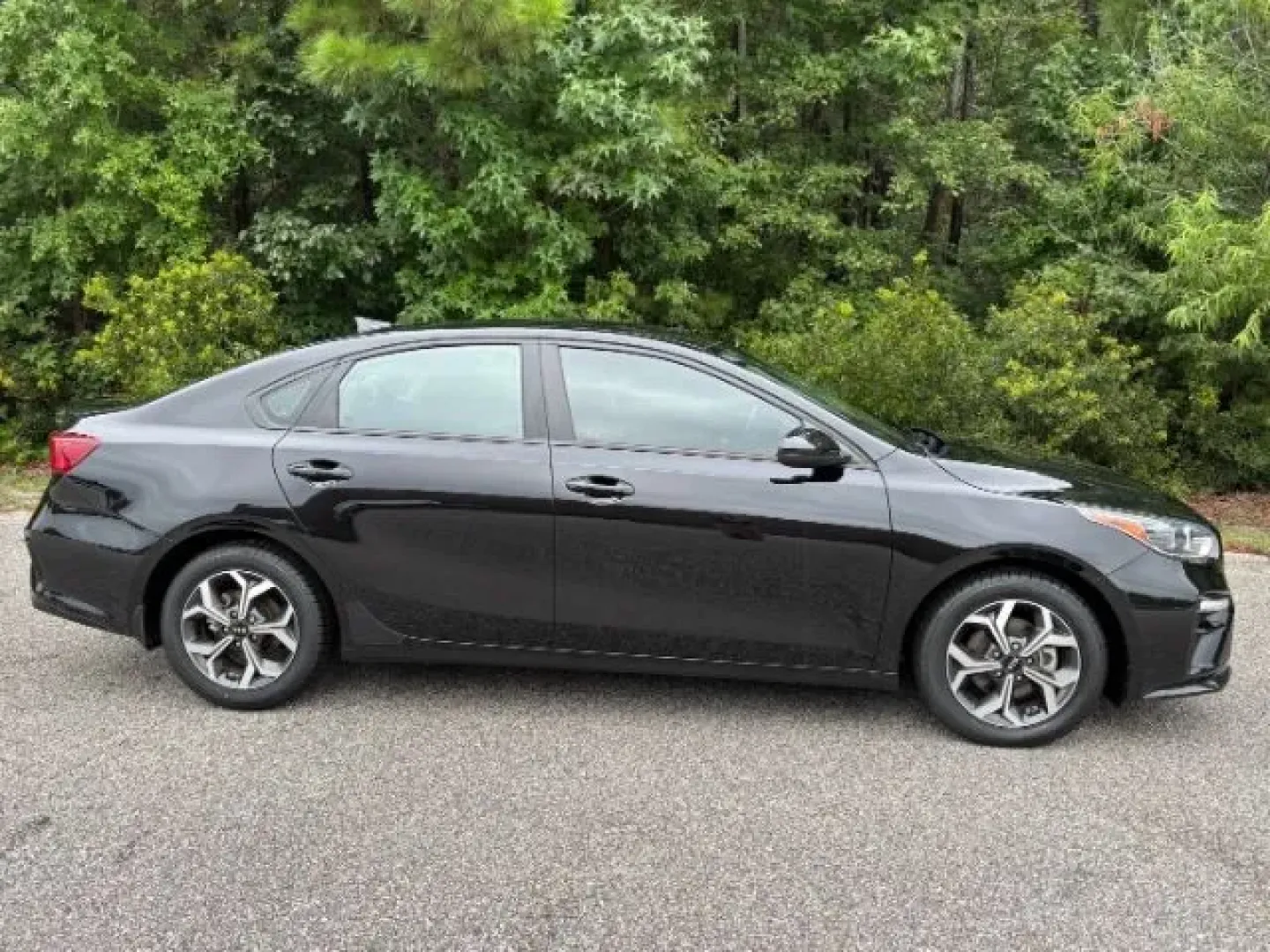2021 /Gray Kia Forte LXS (3KPF24AD0ME) with an 2L I-4 DOHC engine, located at 2761 East Hwy 501, Conway, SC, 29526, (843) 331-1151, 33.781528, -78.989883 - Looking for an affordable yet stylish vehicle that seamlessly integrates into your daily routine? Whether you're commuting to work, picking up the kids, or heading out on weekend adventures, our 2021 Kia Forte LXS is the perfect fit. Designed for budget-conscious buyers who don't want to sacrifice q - Photo#3