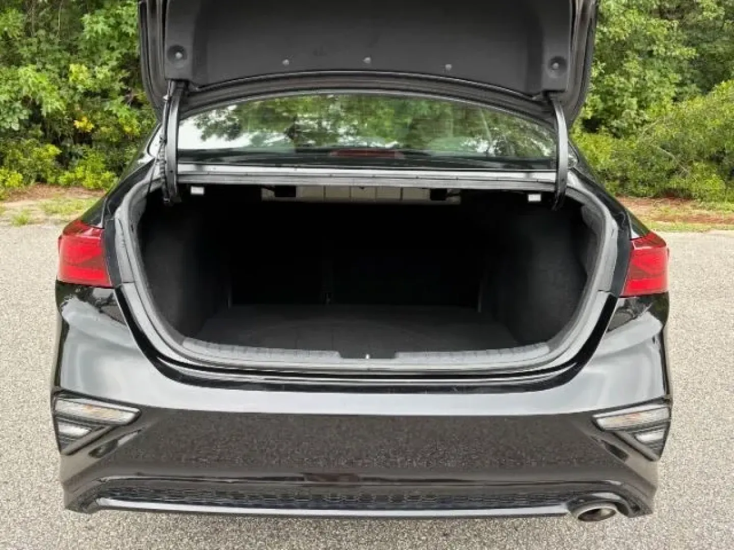2021 /Gray Kia Forte LXS (3KPF24AD0ME) with an 2L I-4 DOHC engine, located at 2761 East Hwy 501, Conway, SC, 29526, (843) 331-1151, 33.781528, -78.989883 - Looking for an affordable yet stylish vehicle that seamlessly integrates into your daily routine? Whether you're commuting to work, picking up the kids, or heading out on weekend adventures, our 2021 Kia Forte LXS is the perfect fit. Designed for budget-conscious buyers who don't want to sacrifice q - Photo#13