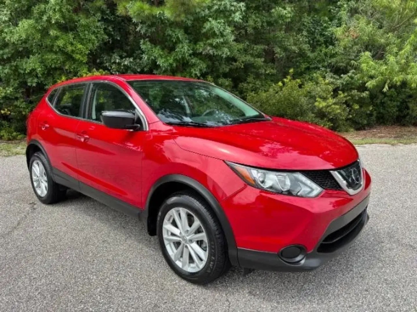 2018 /Charcoal Nissan Rogue S (JN1BJ1CP6JW) with an 2L I-4 gasoline direct injection engine, located at 9146 Ocean Hwy West, Calabash, NC, 28467, (910) 579-1110, 33.928635, -78.576157 - **Find Your Perfect Adventure Companion: 2018 Nissan Rogue S at Car City - Conway**<br /> <br /> Are you ready to elevate your lifestyle? Whether you're navigating busy city streets, embarking on family road trips, or simply seeking a reliable commuter vehicle, the 2018 Nissan Rogue S is an ideal ch - Photo#1