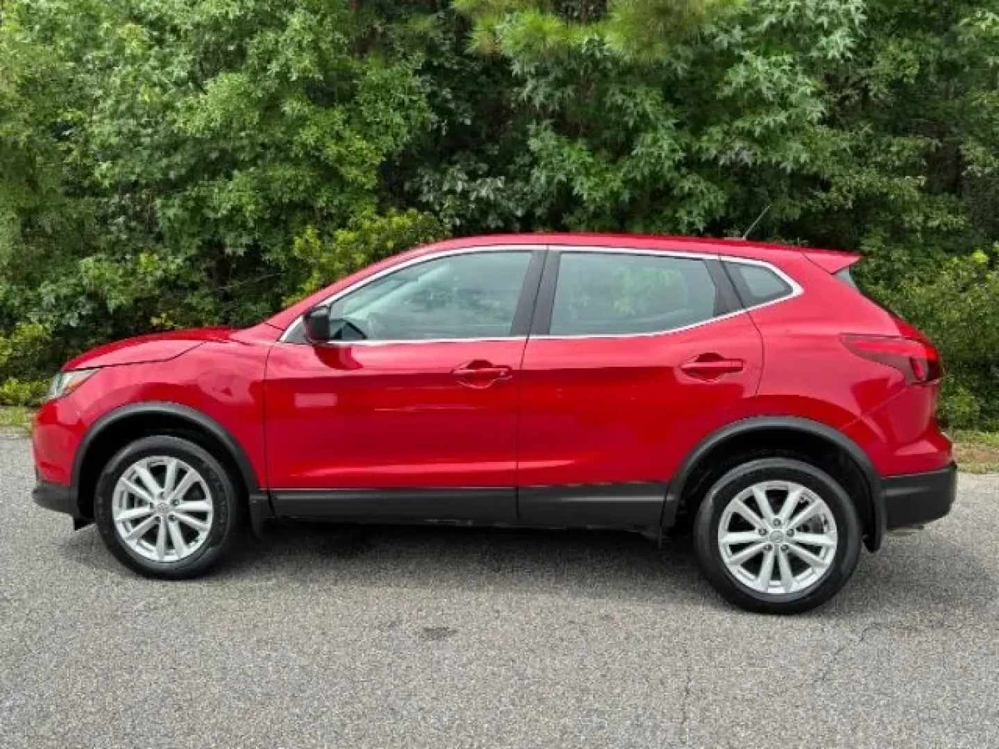 2018 /Charcoal Nissan Rogue S (JN1BJ1CP6JW) with an 2L I-4 gasoline direct injection engine, located at 9146 Ocean Hwy West, Calabash, NC, 28467, (910) 579-1110, 33.928635, -78.576157 - **Find Your Perfect Adventure Companion: 2018 Nissan Rogue S at Car City - Conway**<br /> <br /> Are you ready to elevate your lifestyle? Whether you're navigating busy city streets, embarking on family road trips, or simply seeking a reliable commuter vehicle, the 2018 Nissan Rogue S is an ideal ch - Photo#2