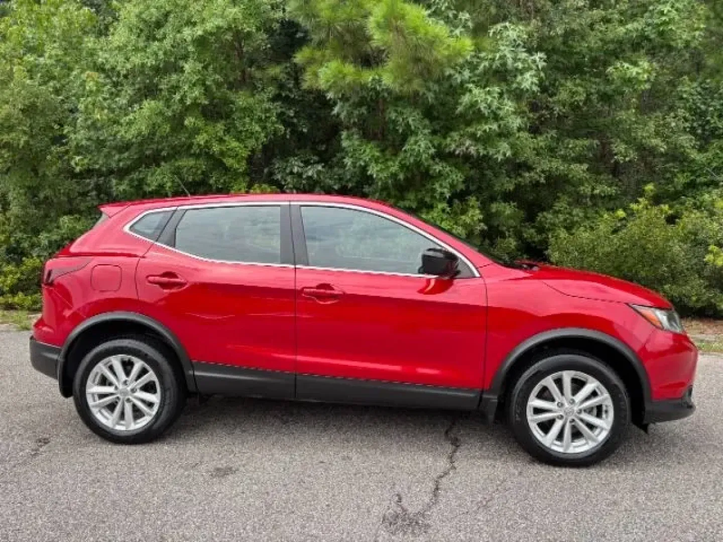 2018 /Charcoal Nissan Rogue S (JN1BJ1CP6JW) with an 2L I-4 gasoline direct injection engine, located at 9146 Ocean Hwy West, Calabash, NC, 28467, (910) 579-1110, 33.928635, -78.576157 - **Find Your Perfect Adventure Companion: 2018 Nissan Rogue S at Car City - Conway**<br /> <br /> Are you ready to elevate your lifestyle? Whether you're navigating busy city streets, embarking on family road trips, or simply seeking a reliable commuter vehicle, the 2018 Nissan Rogue S is an ideal ch - Photo#3