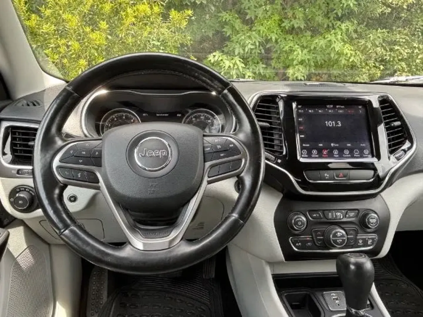 2020 /WHITE PREMIUM LEATHE Jeep Cherokee Limited FWD (1C4PJLDB7LD) with an 2.4L L4 DOHC 16V engine, 9-Speed Automatic transmission, located at 2761 East Hwy 501, Conway, SC, 29526, (843) 331-1151, 33.781528, -78.989883 - Experience the thrill of adventure and comfort on your daily commute with the 2020 Jeep Cherokee Limited FWD, now available at Car City - Conway. This stunning crossover, finished in a sleek Billet Silver Metallic color, is designed for those who live life to the fullest-whether you're navigating th - Photo#7