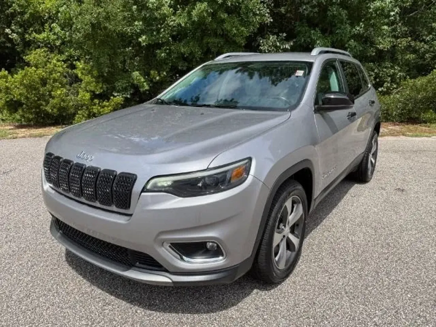 2020 /WHITE PREMIUM LEATHE Jeep Cherokee Limited FWD (1C4PJLDB7LD) with an 2.4L L4 DOHC 16V engine, 9-Speed Automatic transmission, located at 2761 East Hwy 501, Conway, SC, 29526, (843) 331-1151, 33.781528, -78.989883 - Experience the thrill of adventure and comfort on your daily commute with the 2020 Jeep Cherokee Limited FWD, now available at Car City - Conway. This stunning crossover, finished in a sleek Billet Silver Metallic color, is designed for those who live life to the fullest-whether you're navigating th - Photo#0
