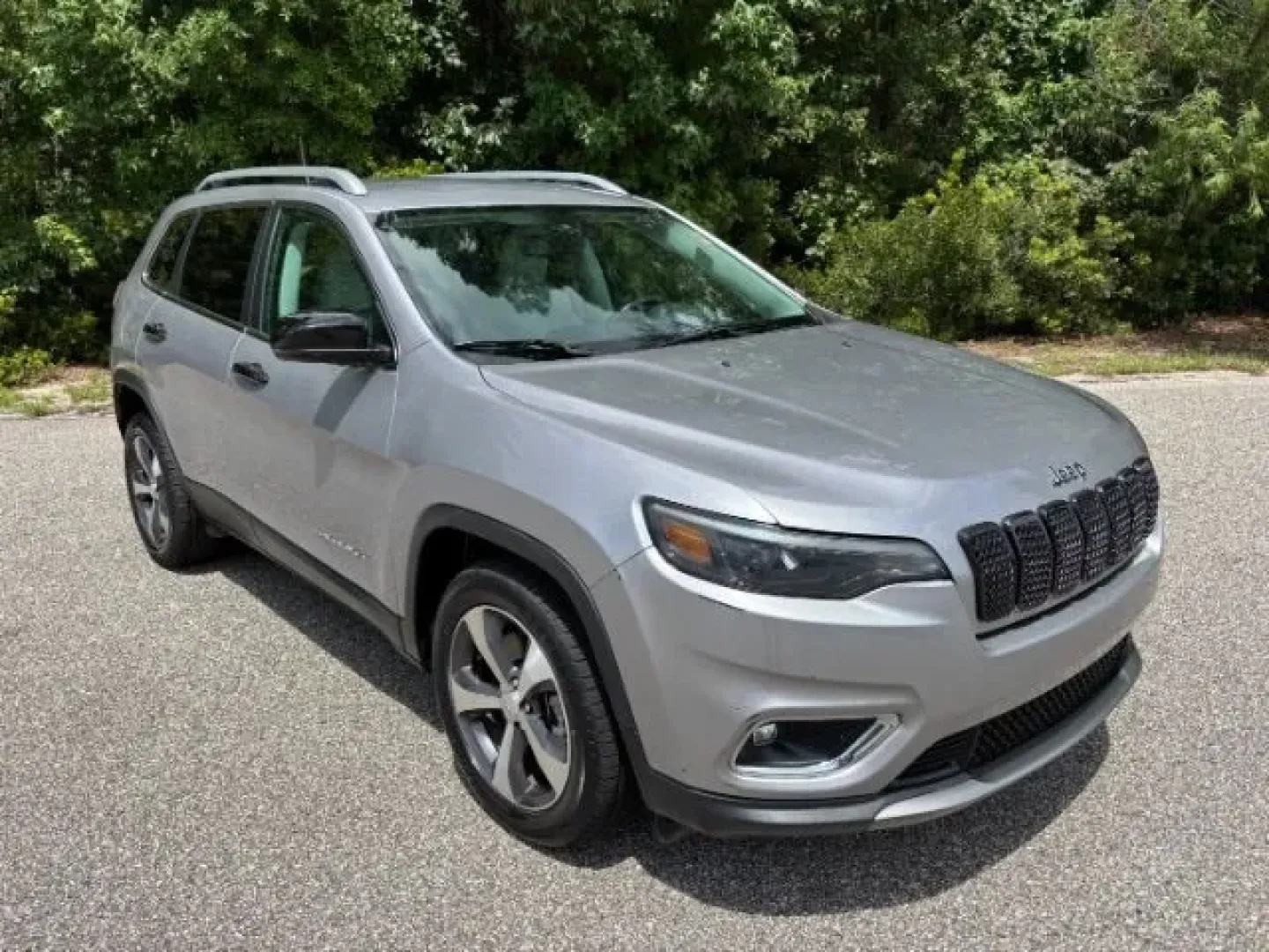 2020 /WHITE PREMIUM LEATHE Jeep Cherokee Limited FWD (1C4PJLDB7LD) with an 2.4L L4 DOHC 16V engine, 9-Speed Automatic transmission, located at 2761 East Hwy 501, Conway, SC, 29526, (843) 331-1151, 33.781528, -78.989883 - Experience the thrill of adventure and comfort on your daily commute with the 2020 Jeep Cherokee Limited FWD, now available at Car City - Conway. This stunning crossover, finished in a sleek Billet Silver Metallic color, is designed for those who live life to the fullest-whether you're navigating th - Photo#1