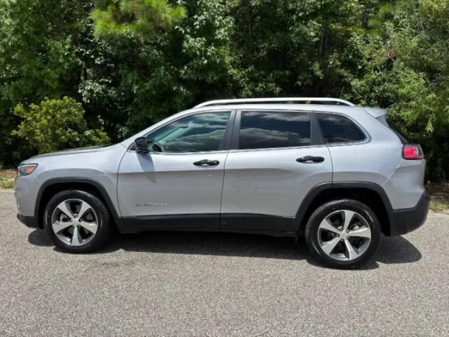 2020 /WHITE PREMIUM LEATHE Jeep Cherokee Limited FWD (1C4PJLDB7LD) with an 2.4L L4 DOHC 16V engine, 9-Speed Automatic transmission, located at 2761 East Hwy 501, Conway, SC, 29526, (843) 331-1151, 33.781528, -78.989883 - Experience the thrill of adventure and comfort on your daily commute with the 2020 Jeep Cherokee Limited FWD, now available at Car City - Conway. This stunning crossover, finished in a sleek Billet Silver Metallic color, is designed for those who live life to the fullest-whether you're navigating th - Photo#2