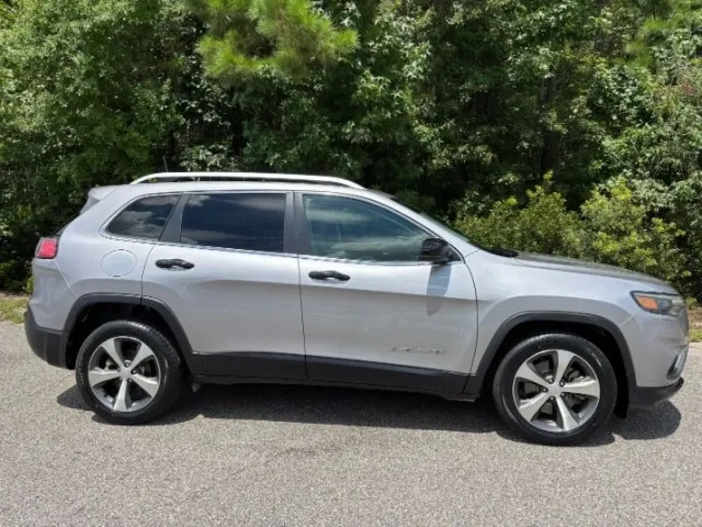 2020 /WHITE PREMIUM LEATHE Jeep Cherokee Limited FWD (1C4PJLDB7LD) with an 2.4L L4 DOHC 16V engine, 9-Speed Automatic transmission, located at 2761 East Hwy 501, Conway, SC, 29526, (843) 331-1151, 33.781528, -78.989883 - Experience the thrill of adventure and comfort on your daily commute with the 2020 Jeep Cherokee Limited FWD, now available at Car City - Conway. This stunning crossover, finished in a sleek Billet Silver Metallic color, is designed for those who live life to the fullest-whether you're navigating th - Photo#3