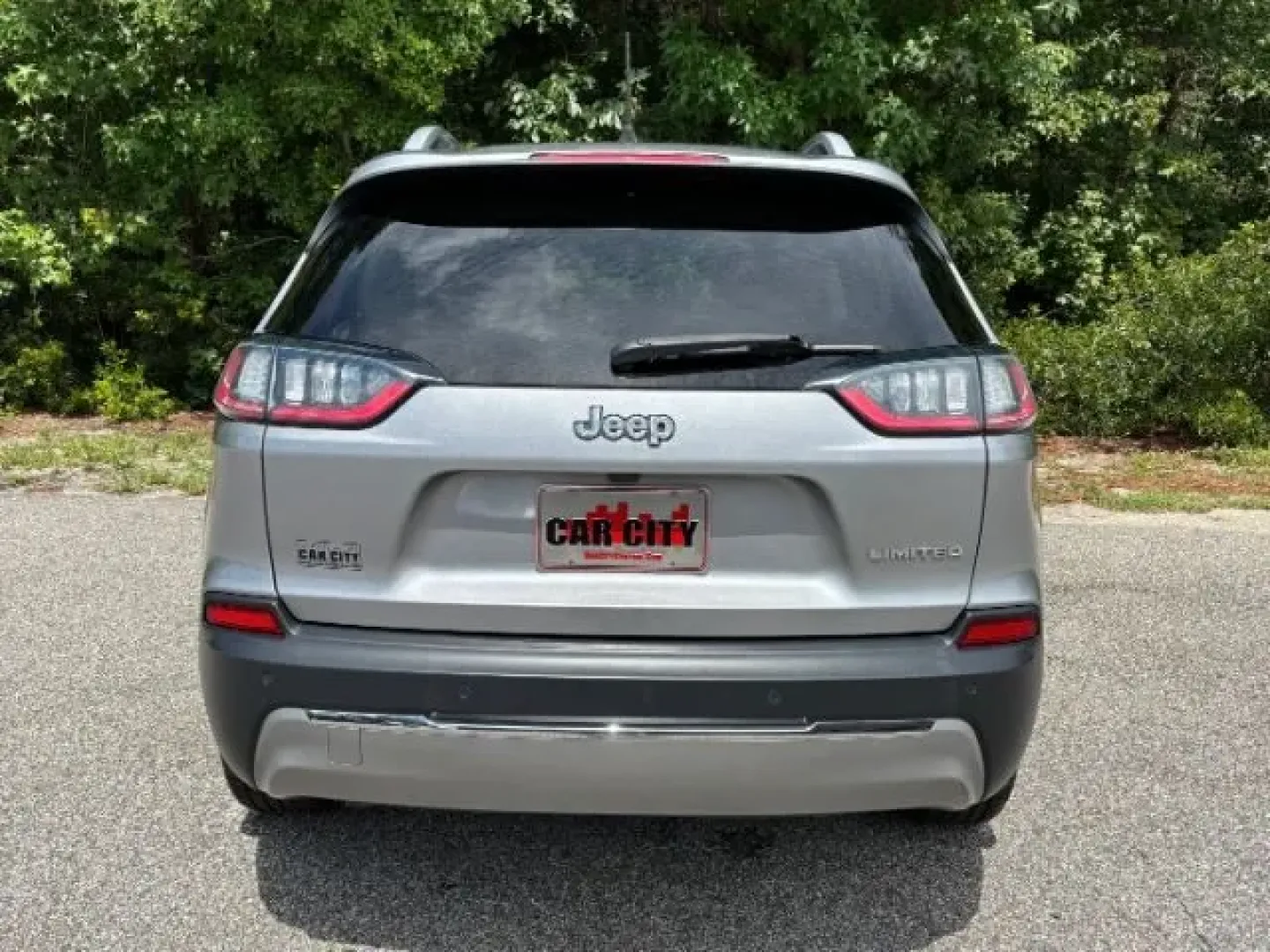 2020 /WHITE PREMIUM LEATHE Jeep Cherokee Limited FWD (1C4PJLDB7LD) with an 2.4L L4 DOHC 16V engine, 9-Speed Automatic transmission, located at 2761 East Hwy 501, Conway, SC, 29526, (843) 331-1151, 33.781528, -78.989883 - Experience the thrill of adventure and comfort on your daily commute with the 2020 Jeep Cherokee Limited FWD, now available at Car City - Conway. This stunning crossover, finished in a sleek Billet Silver Metallic color, is designed for those who live life to the fullest-whether you're navigating th - Photo#5