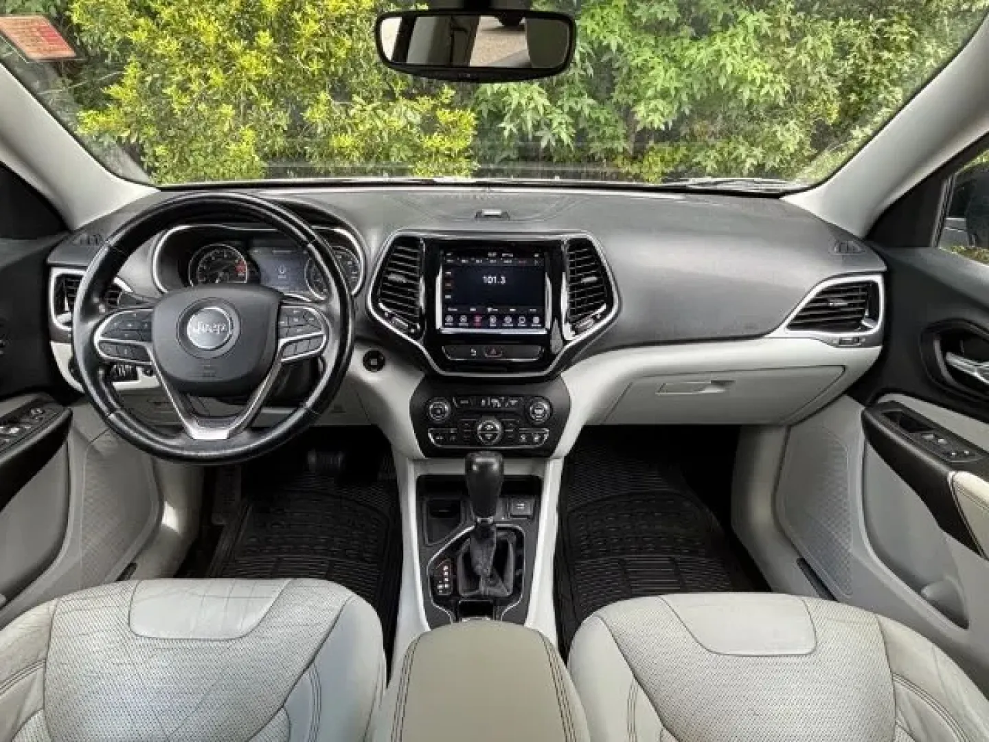 2020 /WHITE PREMIUM LEATHE Jeep Cherokee Limited FWD (1C4PJLDB7LD) with an 2.4L L4 DOHC 16V engine, 9-Speed Automatic transmission, located at 2761 East Hwy 501, Conway, SC, 29526, (843) 331-1151, 33.781528, -78.989883 - Experience the thrill of adventure and comfort on your daily commute with the 2020 Jeep Cherokee Limited FWD, now available at Car City - Conway. This stunning crossover, finished in a sleek Billet Silver Metallic color, is designed for those who live life to the fullest-whether you're navigating th - Photo#7