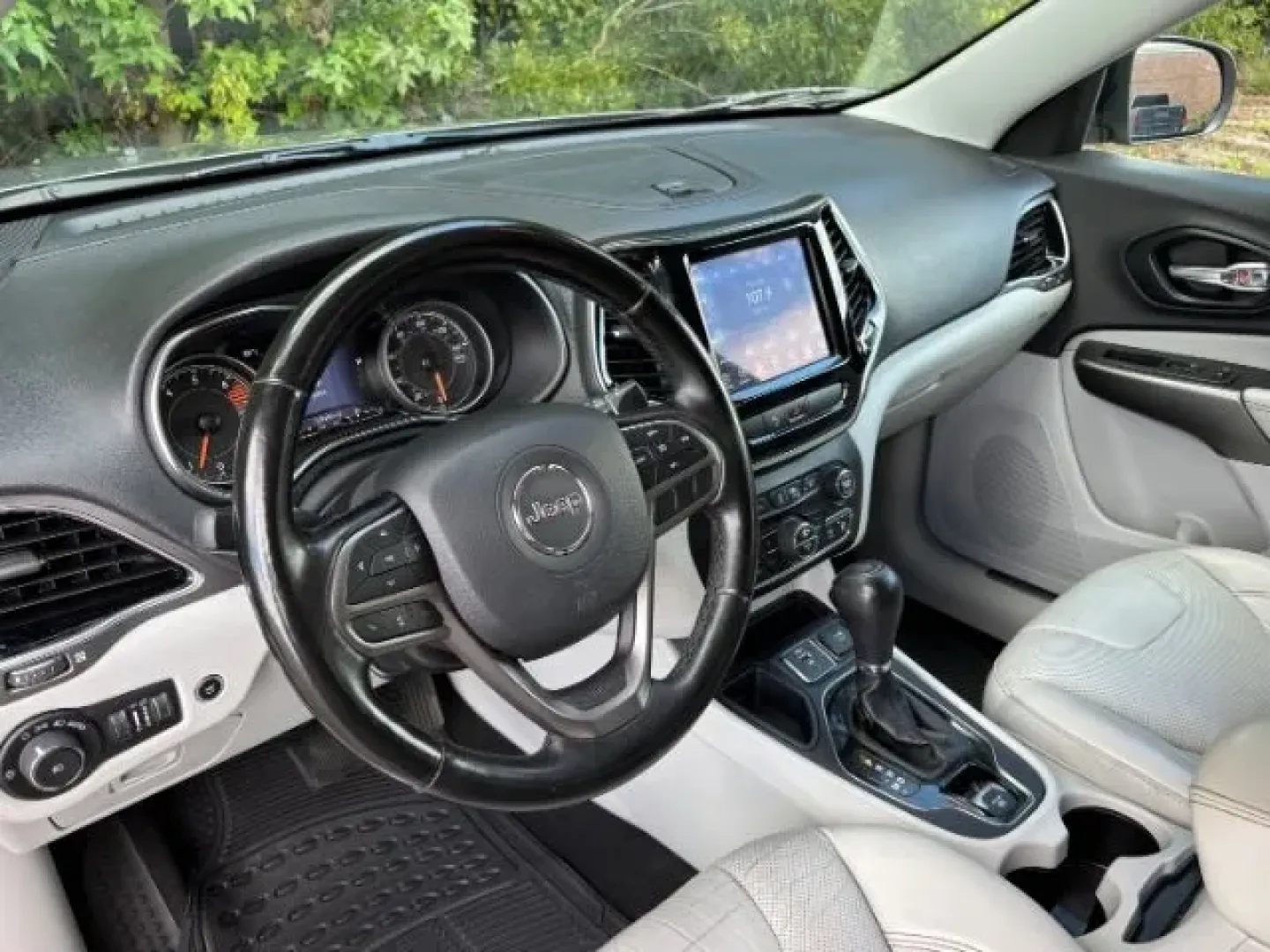 2020 /WHITE PREMIUM LEATHE Jeep Cherokee Limited FWD (1C4PJLDB7LD) with an 2.4L L4 DOHC 16V engine, 9-Speed Automatic transmission, located at 2761 East Hwy 501, Conway, SC, 29526, (843) 331-1151, 33.781528, -78.989883 - Experience the thrill of adventure and comfort on your daily commute with the 2020 Jeep Cherokee Limited FWD, now available at Car City - Conway. This stunning crossover, finished in a sleek Billet Silver Metallic color, is designed for those who live life to the fullest-whether you're navigating th - Photo#8