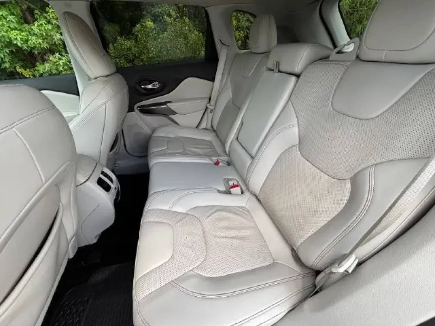 2020 /WHITE PREMIUM LEATHE Jeep Cherokee Limited FWD (1C4PJLDB7LD) with an 2.4L L4 DOHC 16V engine, 9-Speed Automatic transmission, located at 2761 East Hwy 501, Conway, SC, 29526, (843) 331-1151, 33.781528, -78.989883 - Experience the thrill of adventure and comfort on your daily commute with the 2020 Jeep Cherokee Limited FWD, now available at Car City - Conway. This stunning crossover, finished in a sleek Billet Silver Metallic color, is designed for those who live life to the fullest-whether you're navigating th - Photo#10