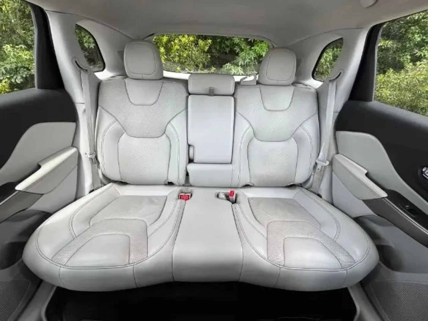 2020 /WHITE PREMIUM LEATHE Jeep Cherokee Limited FWD (1C4PJLDB7LD) with an 2.4L L4 DOHC 16V engine, 9-Speed Automatic transmission, located at 2761 East Hwy 501, Conway, SC, 29526, (843) 331-1151, 33.781528, -78.989883 - Experience the thrill of adventure and comfort on your daily commute with the 2020 Jeep Cherokee Limited FWD, now available at Car City - Conway. This stunning crossover, finished in a sleek Billet Silver Metallic color, is designed for those who live life to the fullest-whether you're navigating th - Photo#11