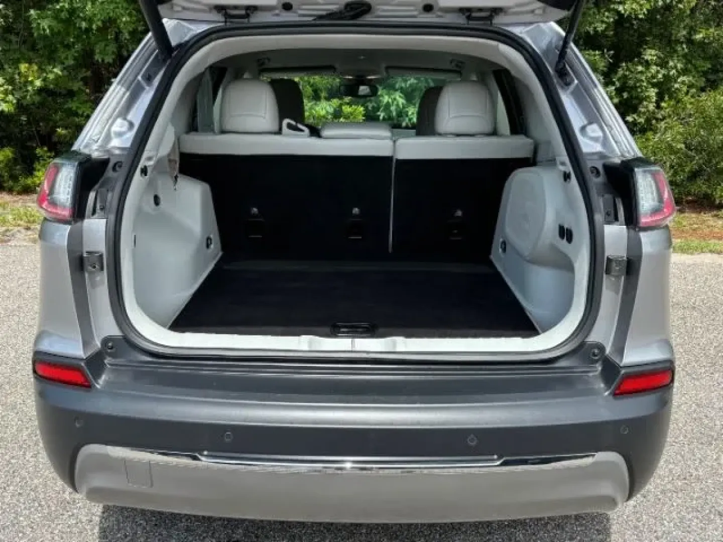 2020 /WHITE PREMIUM LEATHE Jeep Cherokee Limited FWD (1C4PJLDB7LD) with an 2.4L L4 DOHC 16V engine, 9-Speed Automatic transmission, located at 2761 East Hwy 501, Conway, SC, 29526, (843) 331-1151, 33.781528, -78.989883 - Experience the thrill of adventure and comfort on your daily commute with the 2020 Jeep Cherokee Limited FWD, now available at Car City - Conway. This stunning crossover, finished in a sleek Billet Silver Metallic color, is designed for those who live life to the fullest-whether you're navigating th - Photo#12