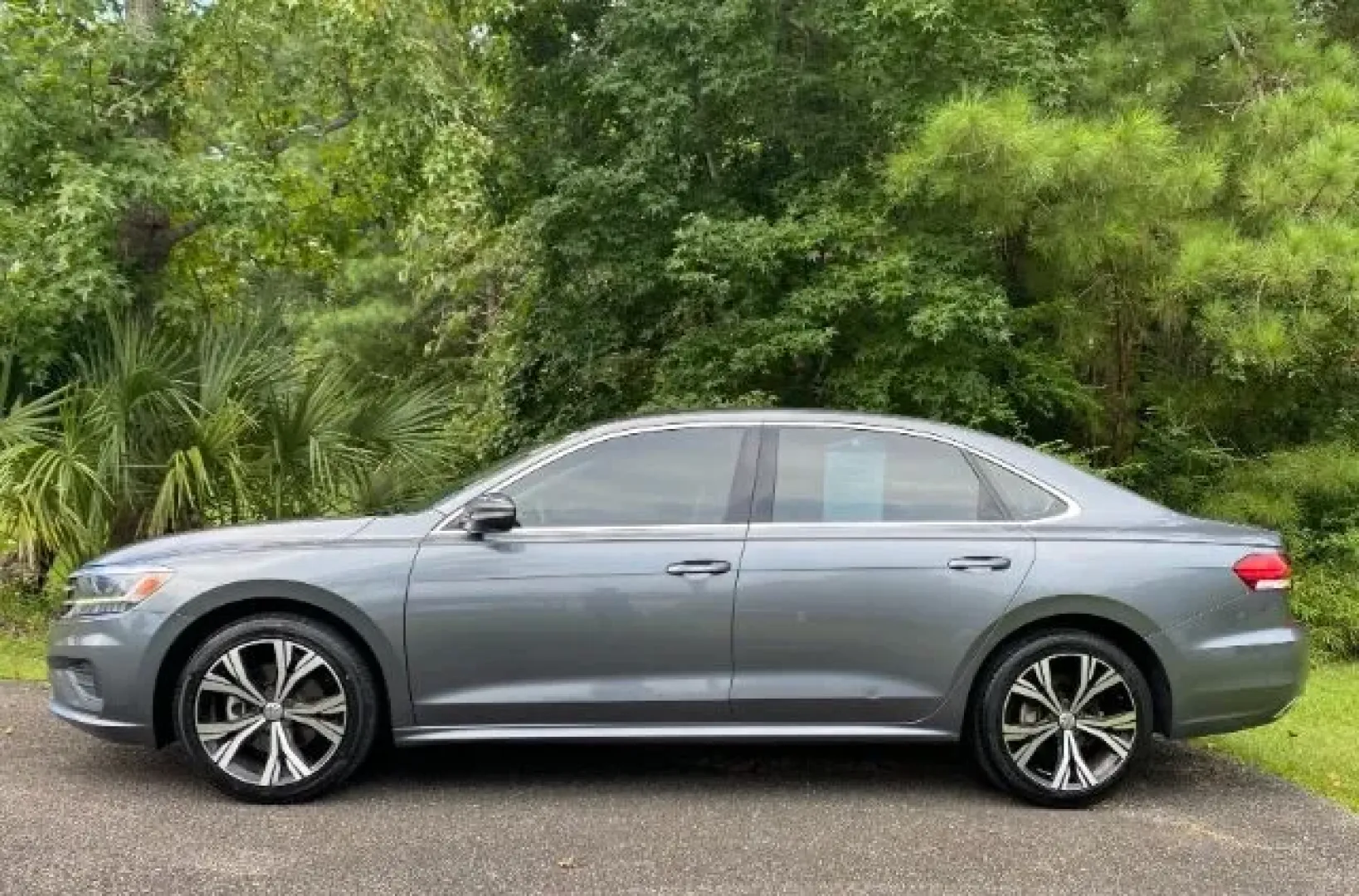 2021 Volkswagen Passat SE (1VWSA7A38MC) with an 2.0L L4 DOHC 16V engine, 6-Speed Automatic transmission, located at 2761 East Hwy 501, Conway, SC, 29526, (843) 331-1151, 33.781528, -78.989883 - Experience a new level of comfort and style with the 2021 Volkswagen Passat SE, available now at Car City - Conway. Perfect for daily commutes or weekend getaways, this sedan offers a blend of sophistication and practicality, making it an ideal choice for budget-conscious buyers seeking quality used - Photo#1