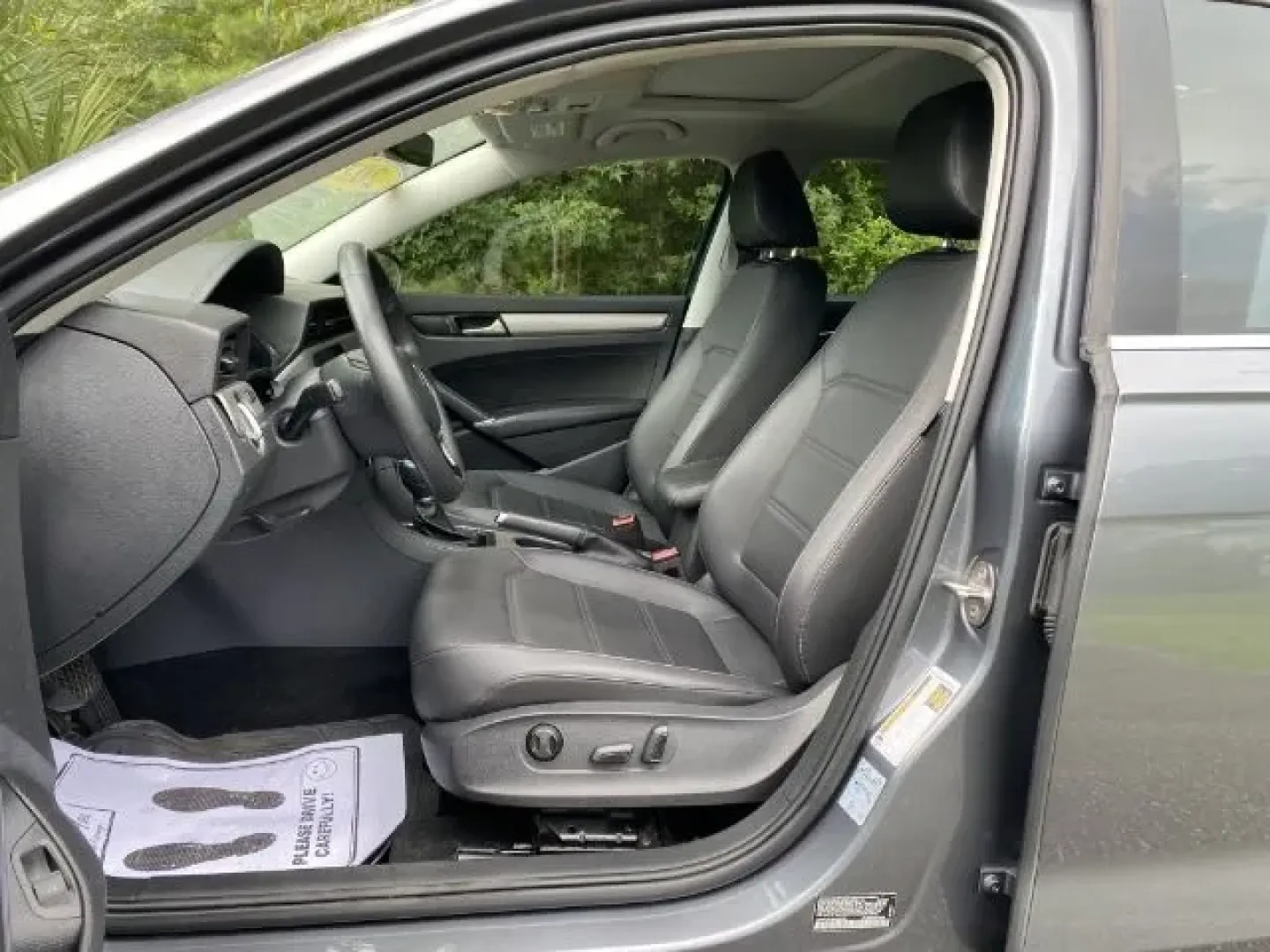 2021 Volkswagen Passat SE (1VWSA7A38MC) with an 2.0L L4 DOHC 16V engine, 6-Speed Automatic transmission, located at 2761 East Hwy 501, Conway, SC, 29526, (843) 331-1151, 33.781528, -78.989883 - Experience a new level of comfort and style with the 2021 Volkswagen Passat SE, available now at Car City - Conway. Perfect for daily commutes or weekend getaways, this sedan offers a blend of sophistication and practicality, making it an ideal choice for budget-conscious buyers seeking quality used - Photo#4