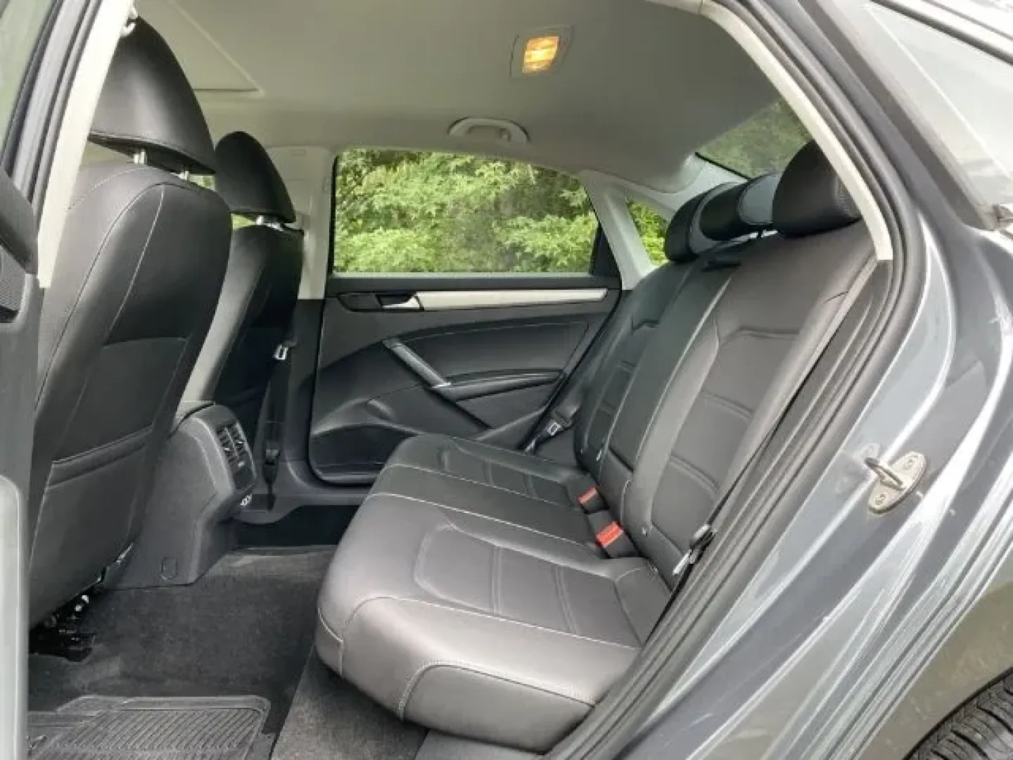 2021 Volkswagen Passat SE (1VWSA7A38MC) with an 2.0L L4 DOHC 16V engine, 6-Speed Automatic transmission, located at 2761 East Hwy 501, Conway, SC, 29526, (843) 331-1151, 33.781528, -78.989883 - Experience a new level of comfort and style with the 2021 Volkswagen Passat SE, available now at Car City - Conway. Perfect for daily commutes or weekend getaways, this sedan offers a blend of sophistication and practicality, making it an ideal choice for budget-conscious buyers seeking quality used - Photo#5