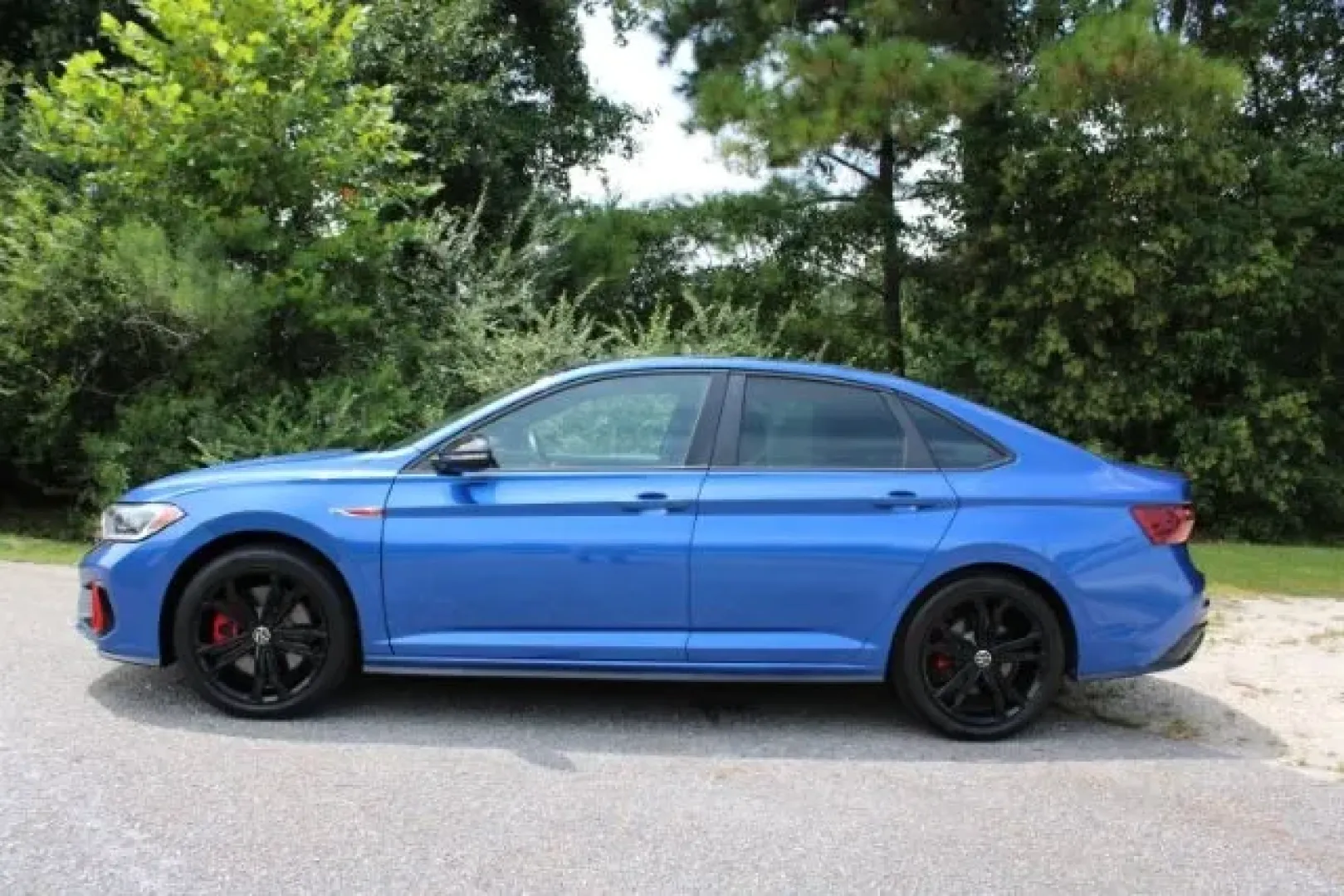 2022 Volkswagen Jetta 2.0T Autobahn (3VW2T7BU3NM) with an 2L I-4 gasoline direct injection engine, located at 3598 James B White Hwy South, Whiteville, NC, 28472, (910) 642-3196, 34.294846, -78.732613 - ### Discover Your Next Adventure with the 2022 Volkswagen Jetta at Car City - Whitesville<br /> <br /> Are you a commuter tired of the daily grind? Or perhaps a growing family seeking a versatile and stylish vehicle? Look no further than the 2022 Volkswagen Jetta, available now at Car City - Whitesv - Photo#4
