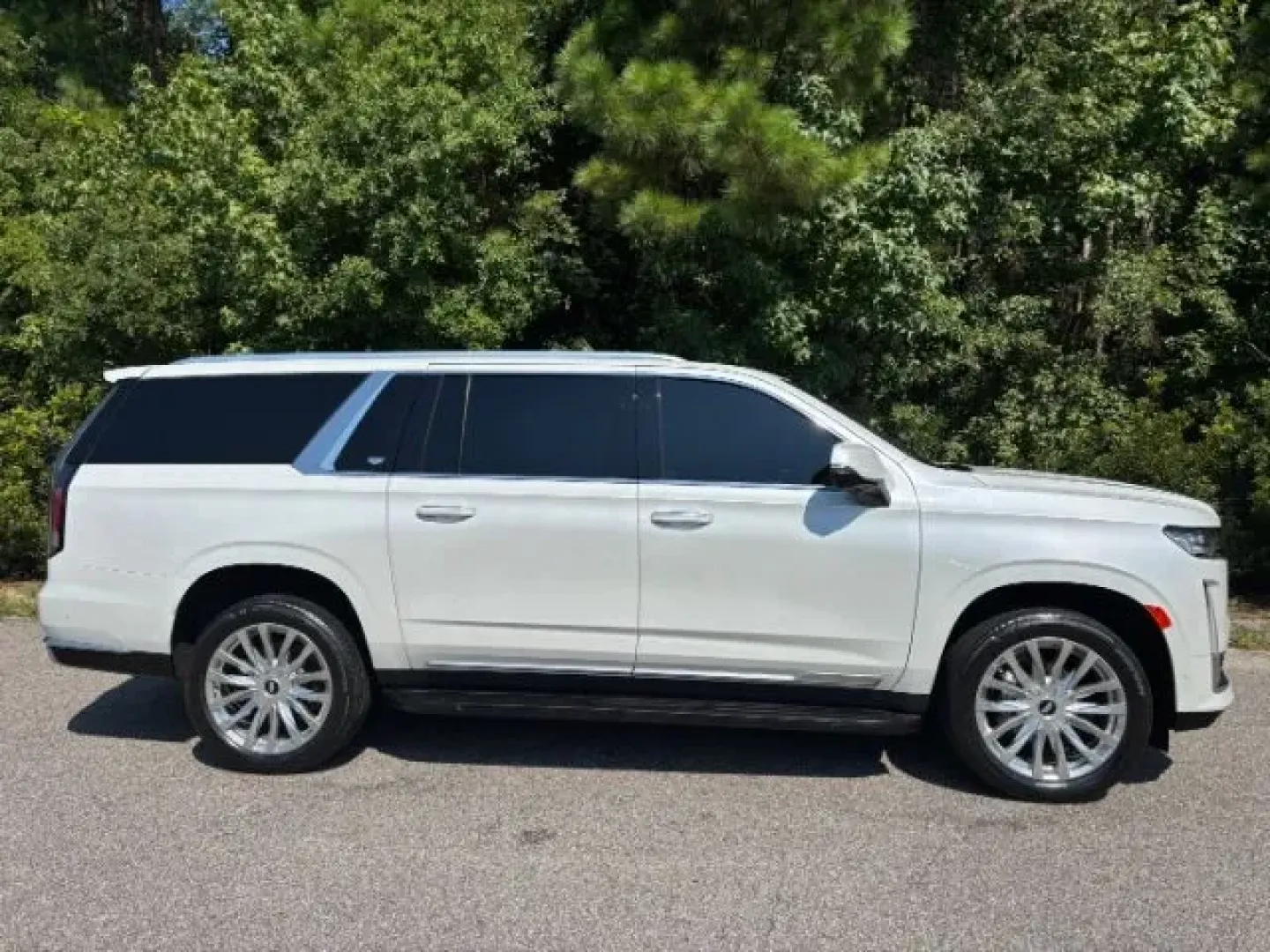 2022 Cadillac Escalade ESV 4WD Premium Luxury (1GYS4KKL7NR) with an Other engine, located at 2761 East Hwy 501, Conway, SC, 29526, (843) 331-1151, 33.781528, -78.989883 - Discover the ultimate blend of luxury, space, and performance with this stunning 2022 Cadillac Escalade ESV, now available at Car City - Conway in Conway, SC. This vehicle is perfect for growing families, weekend adventurers, or anyone who values comfort and top-tier features on daily commutes. With - Photo#3
