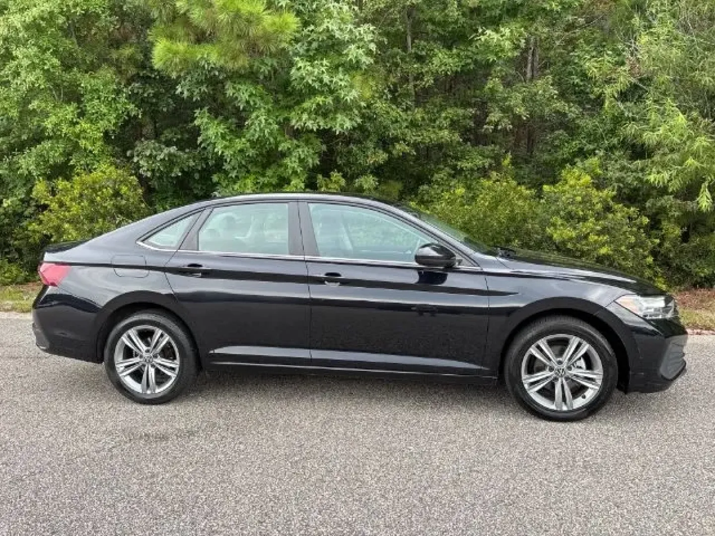 2024 /Titan Black Volkswagen Jetta 1.5T SE (3VW7M7BU6RM) with an 1.5L I-4 gasoline direct injection engine, located at 2761 East Hwy 501, Conway, SC, 29526, (843) 331-1151, 33.781528, -78.989883 - **Embrace a New Lifestyle with the 2024 Volkswagen Jetta SE at Car City - Conway!**<br /> <br /> Are you in search of a reliable sedan that perfectly balances style, comfort, and performance for your daily adventures? Look no further than our stunning 2024 Volkswagen Jetta SE, available now at Car C - Photo#3
