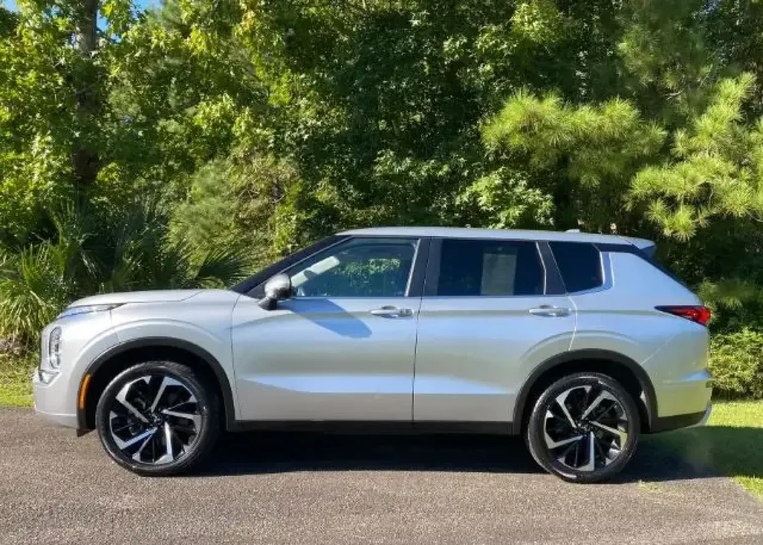 2024 /BLACK SUEDE Mitsubishi Outlander SE 2.5 S-AWC | SE Black Edition S-AWC | SE Ralliart S-AWC | SE Black Editio (JA4J4VA85RZ) with an 2.5L, L4 VIN(8) Gas engine, CVT transmission, located at 9146 Ocean Hwy West, Calabash, NC, 28467, (910) 579-1110, 33.928635, -78.576157 - **Explore the Open Road in Style: 2024 Mitsubishi Outlander SE Perfect for Every Adventure!**<br /> <br /> If you're searching for a vehicle that can seamlessly blend your daily commuting with weekend escapades, look no further than this stunning 2024 Mitsubishi Outlander SE available at Car City - - Photo#2
