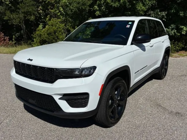 photo of 2023 Jeep Grand Cherokee Altitude 4x2