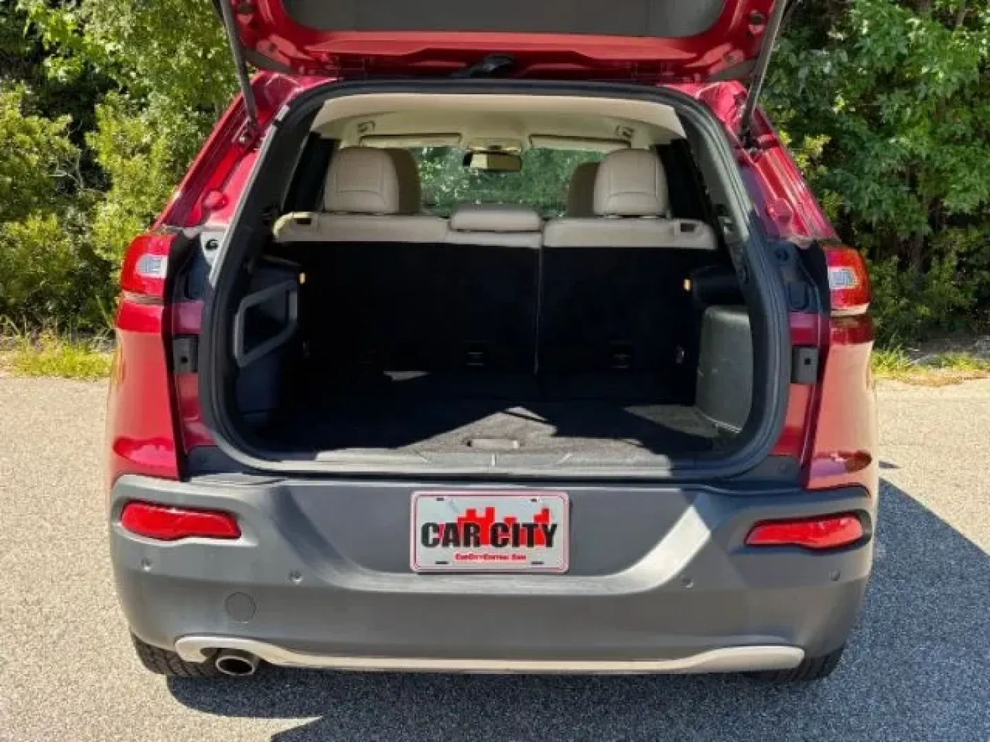 2016 /Light Frost Beige/Black Jeep Cherokee Limited (1C4PJMDB7GW) with an Other engine, located at 2761 East Hwy 501, Conway, SC, 29526, (843) 331-1151, 33.781528, -78.989883 - **Conquer Every Adventure with the 2016 Jeep Cherokee Limited at Car City - Conway!**<br /> <br /> Are you ready to elevate your driving experience? Whether you're commuting to work, heading out for a family road trip, or navigating through weekend adventures, the 2016 Jeep Cherokee Limited is the p - Photo#13