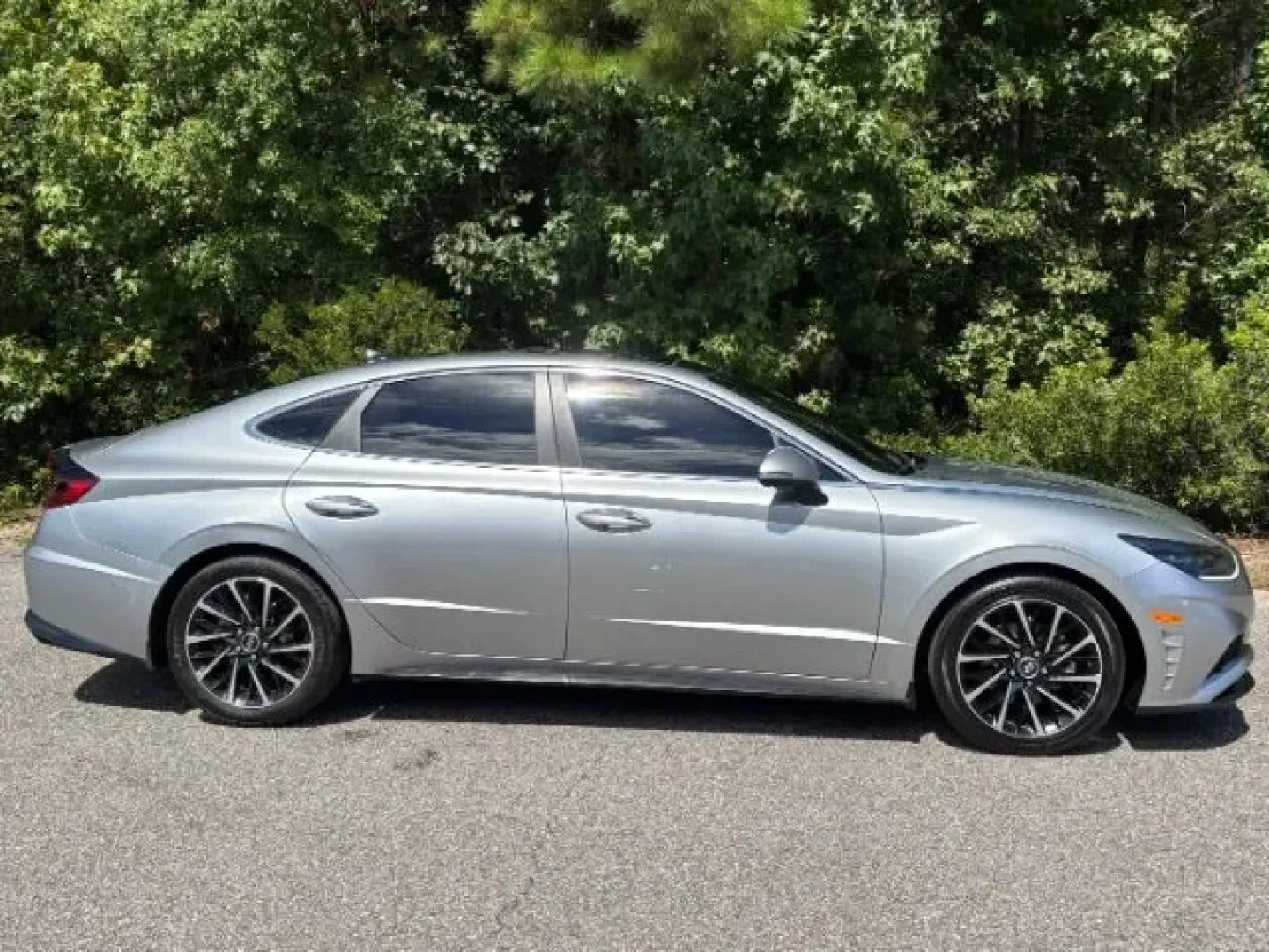 2021 /Dark Gray Hyundai Sonata Limited (5NPEH4J21MH) with an 1.6L L4 DOHC 16V TURBO engine, 8-Speed Automatic transmission, located at 2761 East Hwy 501, Conway, SC, 29526, (843) 331-1151, 33.781528, -78.989883 - **Discover Adventure and Comfort with the 2021 Hyundai Sonata Limited at Car City - Conway!**<br /> <br /> Are you in search of a versatile vehicle that seamlessly adapts to your lifestyle? Look no further than this stunning 2021 Hyundai Sonata Limited, perfect for commuting on busy highways, weeken - Photo#4