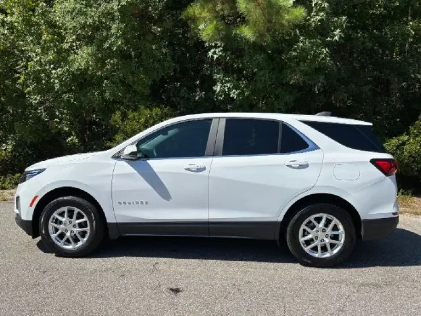2022 /Jet Black Chevrolet Equinox AWD LT (3GNAXUEV8NL) with an 1.5L I-4 gasoline direct injection engine, located at 2761 East Hwy 501, Conway, SC, 29526, (843) 331-1151, 33.781528, -78.989883 - Are you searching for the perfect blend of comfort, style, and practicality? Look no further! The 2022 Chevrolet Equinox AWD LT is the ideal vehicle for those who crave adventure without sacrificing daily convenience. Whether you're commuting to work in Myrtle Beach, taking family trips to the Carol - Photo#2