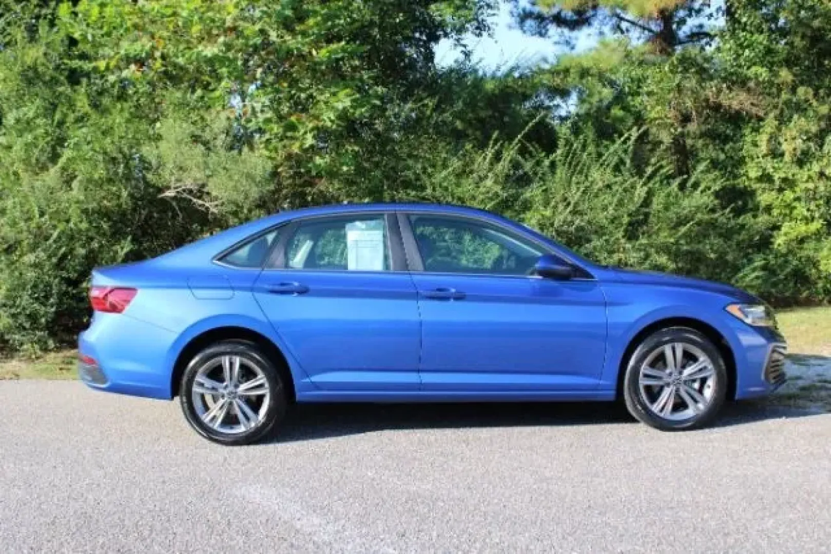 2024 Volkswagen Jetta 1.5T SE (3VW7M7BU3RM) with an 1.5L I-4 gasoline direct injection engine, located at 3598 James B White Hwy South, Whiteville, NC, 28472, (910) 642-3196, 34.294846, -78.732613 - Looking for the perfect blend of style, efficiency, and comfort for your daily commutes and weekend getaways? Look no further than this stunning 2024 Volkswagen Jetta 1.5T SE, available now at Car City - Whitesville. This sedan offers the ideal balance for budget-conscious buyers and growing familie - Photo#4