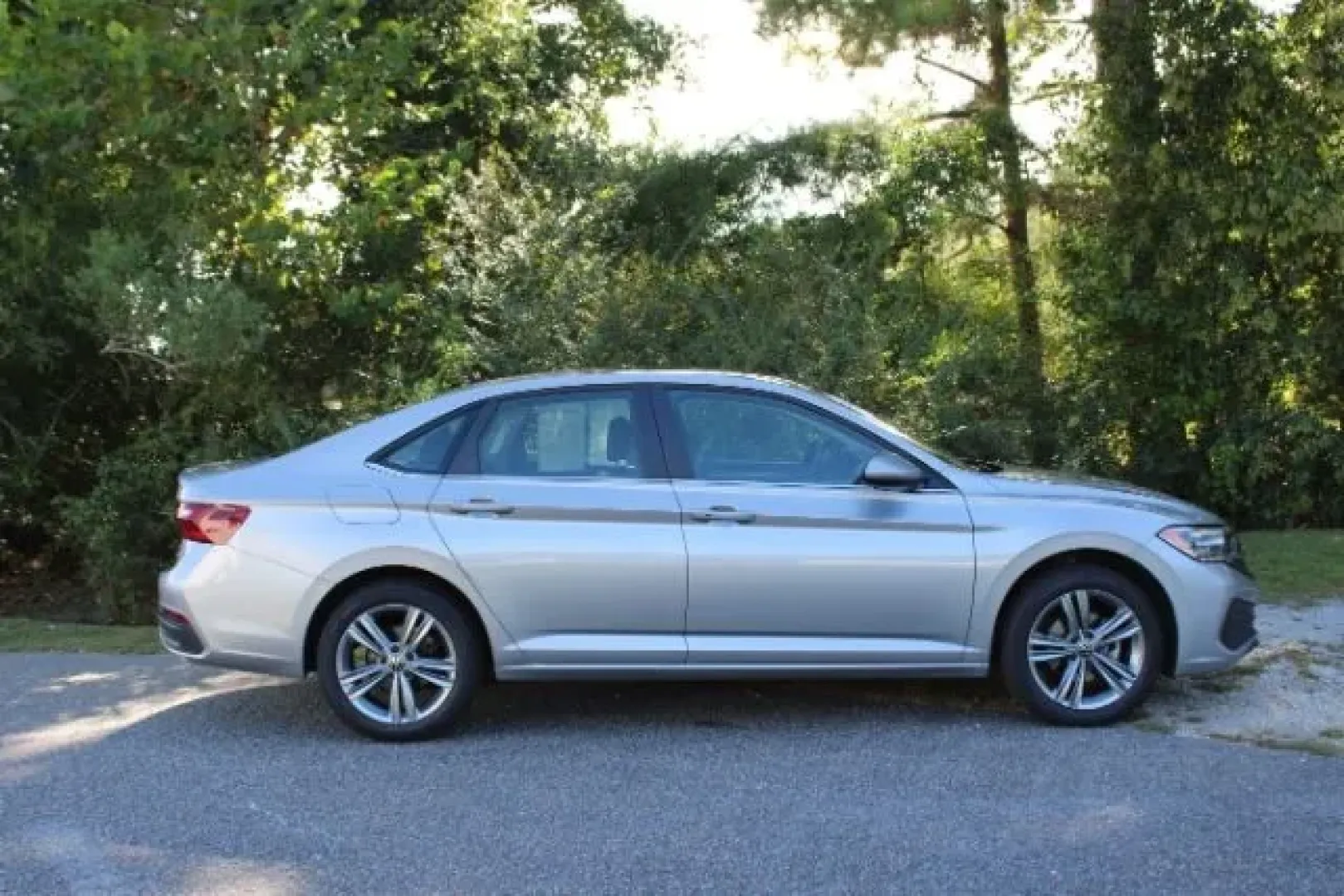 2024 Volkswagen Jetta 1.5T SE (3VW7M7BU5RM) with an 1.5L I-4 gasoline direct injection engine, located at 3598 James B White Hwy South, Whiteville, NC, 28472, (910) 642-3196, 34.294846, -78.732613 - **Discover the Perfect Blend of Style and Performance with the 2024 Volkswagen Jetta SE!**<br /> <br /> Are you ready to elevate your daily commute or weekend adventures? The 2024 Volkswagen Jetta SE is here to deliver both style and efficiency, making it the ideal choice for professionals, families - Photo#3