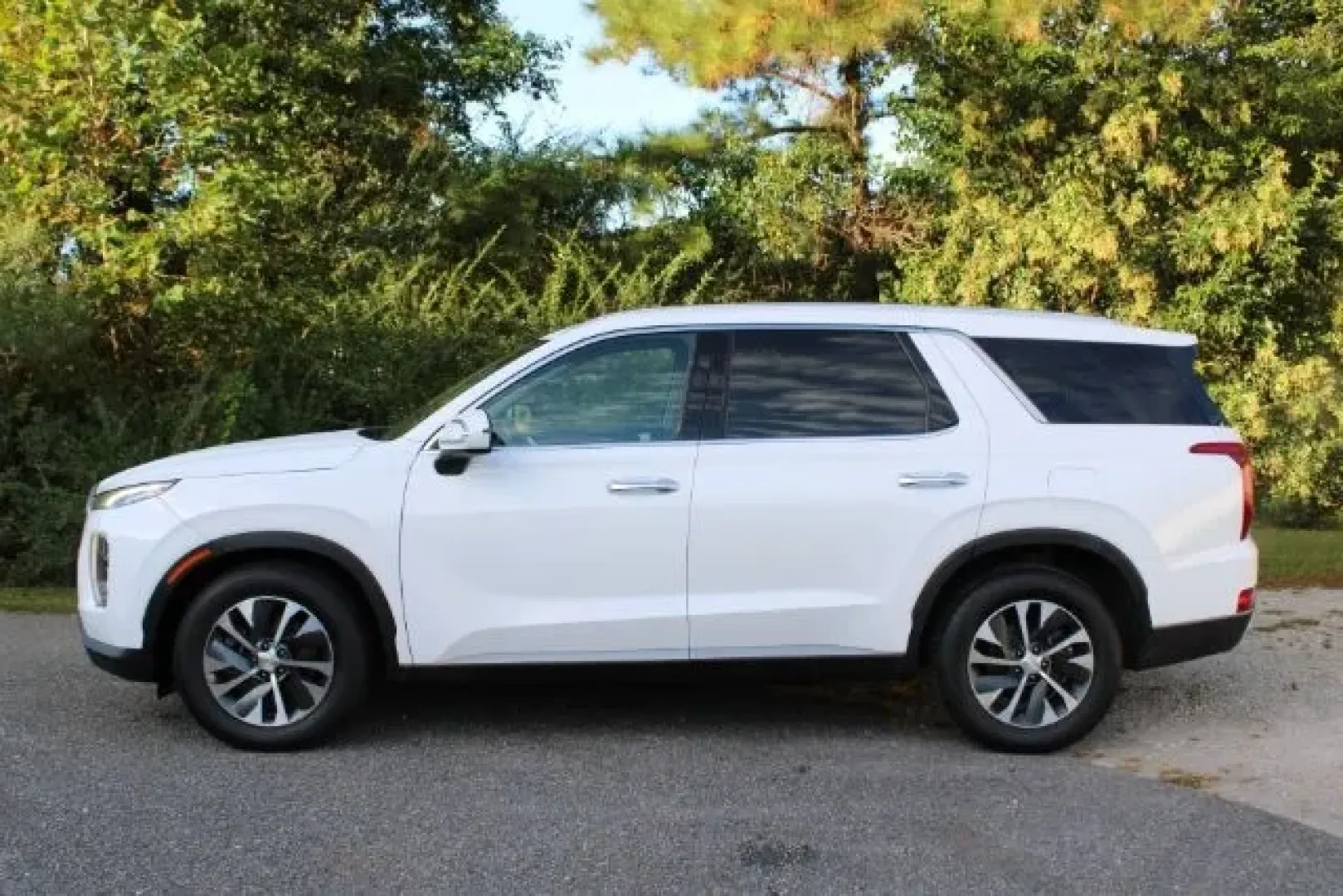 2020 Hyundai Palisade SEL (KM8R24HEXLU) with an Lambda 3.8L V-6 gasoline direct injection engine, located at 3598 James B White Hwy South, Whiteville, NC, 28472, (910) 642-3196, 34.294846, -78.732613 - **Discover Adventure in Comfort with the 2020 Hyundai Palisade SEL at Car City - Whitesville!**<br /> <br /> If you're searching for a versatile vehicle that effortlessly blends style, comfort, and functionality, look no further than the 2020 Hyundai Palisade SEL, available now at Car City - Whitesv - Photo#3