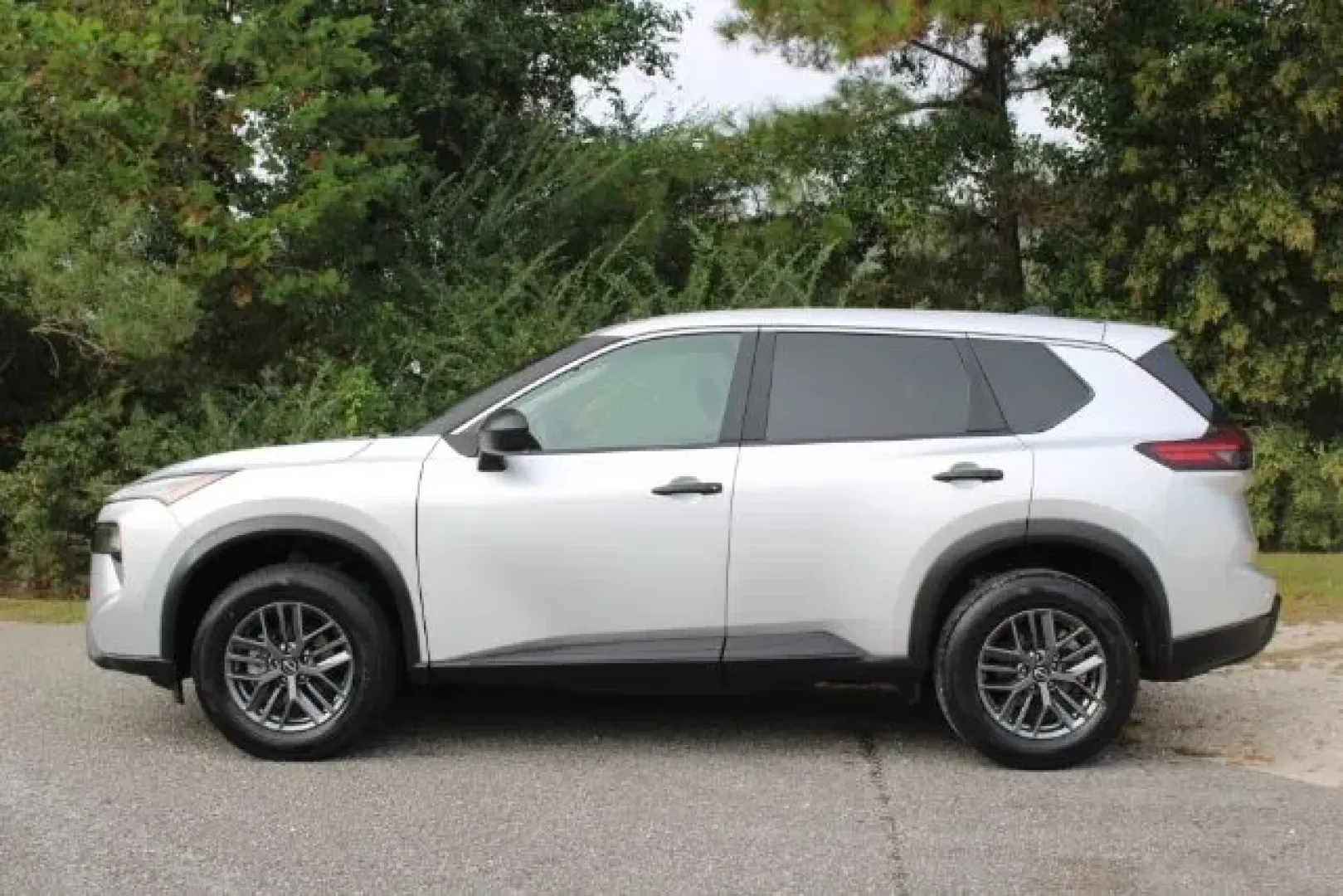 2024 Nissan Rogue S FWD (5N1BT3AA7RC) with an VC-Turbo 1.5L I-3 gasoline direct injection engine, located at 3598 James B White Hwy South, Whiteville, NC, 28472, (910) 642-3196, 34.294846, -78.732613 - Looking for an SUV that perfectly balances style, performance, and affordability? The 2024 Nissan Rogue S FWD at **Car City - Whitesville** is your ticket to an enhanced lifestyle, whether you're commuting to work, zipping around town, or embarking on weekend adventures with family and friends. With - Photo#4