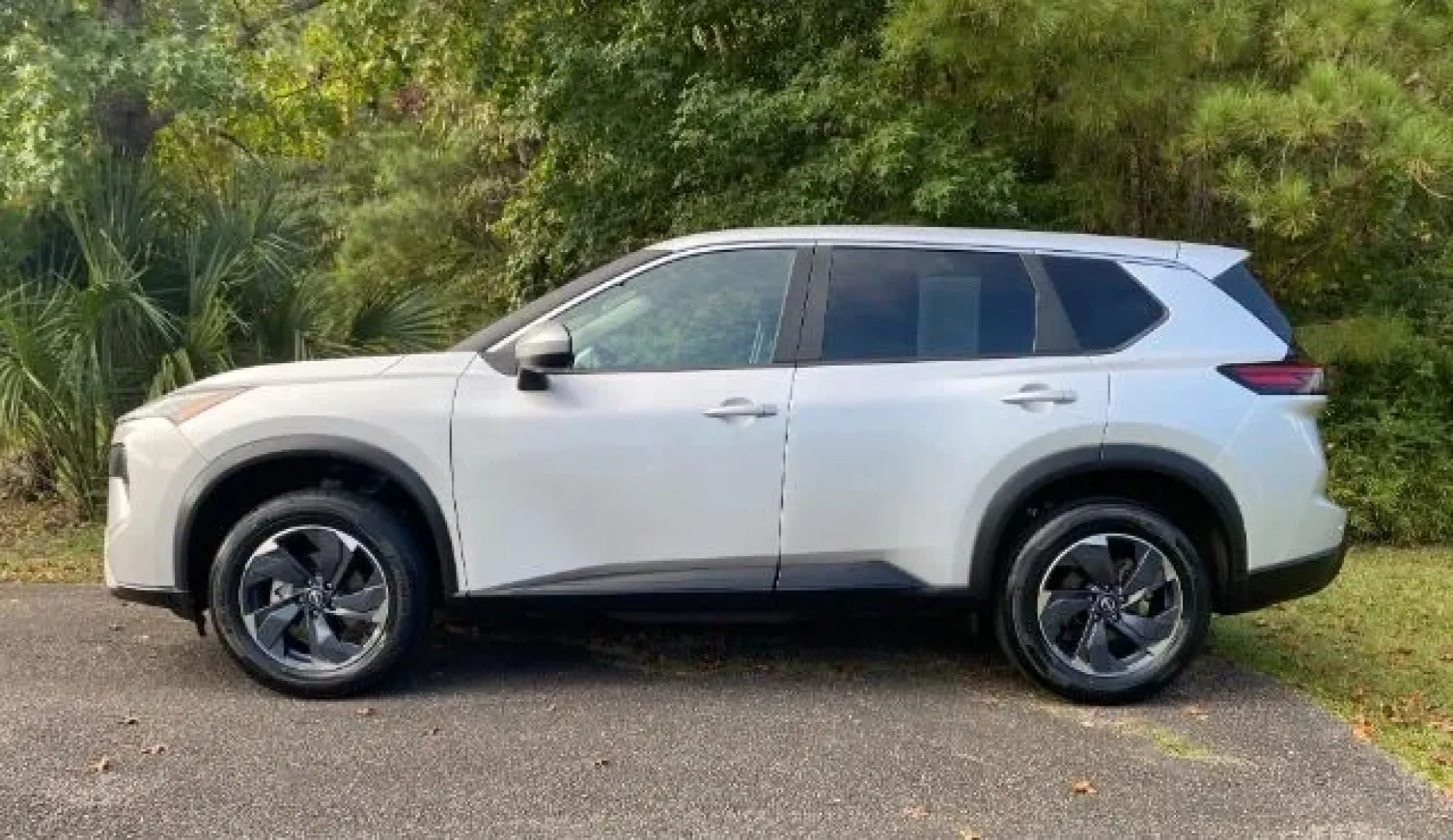 2024 /Light Gray Nissan Rogue SV FWD (5N1BT3BA3RC) with an VC-Turbo 1.5L I-3 gasoline direct injection engine, located at 9146 Ocean Hwy West, Calabash, NC, 28467, (910) 579-1110, 33.928635, -78.576157 - **Adventure Awaits with the 2024 Nissan Rogue SV FWD at Car City - Calabash!**<br /> <br /> Are you ready to elevate your driving experience? Whether you're embarking on a weekend getaway or tackling daily commutes, the 2024 Nissan Rogue SV FWD offers the perfect blend of style, comfort, and versati - Photo#1