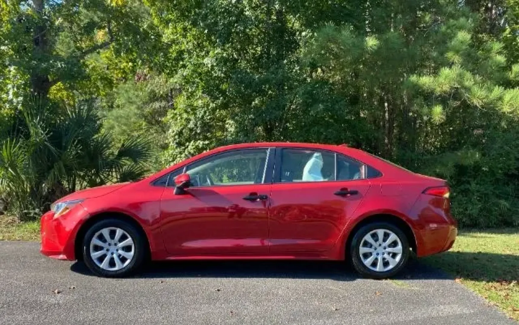 2020 /Light Gray, premium Toyota Corolla LE (JTDEPRAEXLJ) with an 1.8L L4 DOHC 16V engine, Continuously Variabl transmission, located at 9146 Ocean Hwy West, Calabash, NC, 28467, (910) 579-1110, 33.928635, -78.576157 - Are you ready to elevate your daily commute or family adventures? The 2020 Toyota Corolla LE is the perfect companion for those who seek reliability, style, and efficiency-all wrapped in an attractive sedan package. Whether you're navigating the bustling streets of Calabash, NC, or heading out for a - Photo#1