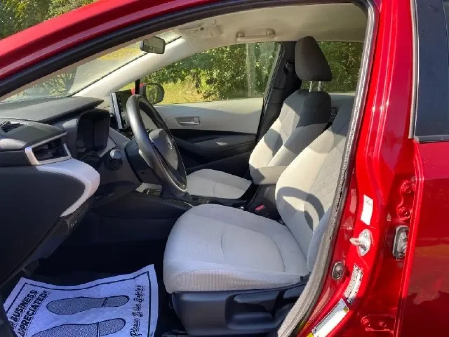 2020 /Light Gray, premium Toyota Corolla LE (JTDEPRAEXLJ) with an 1.8L L4 DOHC 16V engine, Continuously Variabl transmission, located at 9146 Ocean Hwy West, Calabash, NC, 28467, (910) 579-1110, 33.928635, -78.576157 - Are you ready to elevate your daily commute or family adventures? The 2020 Toyota Corolla LE is the perfect companion for those who seek reliability, style, and efficiency-all wrapped in an attractive sedan package. Whether you're navigating the bustling streets of Calabash, NC, or heading out for a - Photo#4