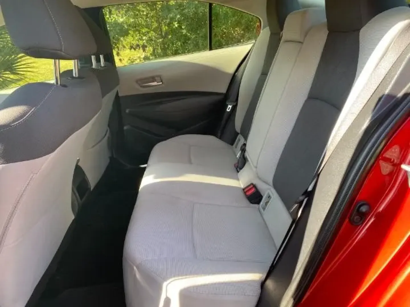 2020 /Light Gray, premium Toyota Corolla LE (JTDEPRAEXLJ) with an 1.8L L4 DOHC 16V engine, Continuously Variabl transmission, located at 9146 Ocean Hwy West, Calabash, NC, 28467, (910) 579-1110, 33.928635, -78.576157 - Are you ready to elevate your daily commute or family adventures? The 2020 Toyota Corolla LE is the perfect companion for those who seek reliability, style, and efficiency-all wrapped in an attractive sedan package. Whether you're navigating the bustling streets of Calabash, NC, or heading out for a - Photo#5