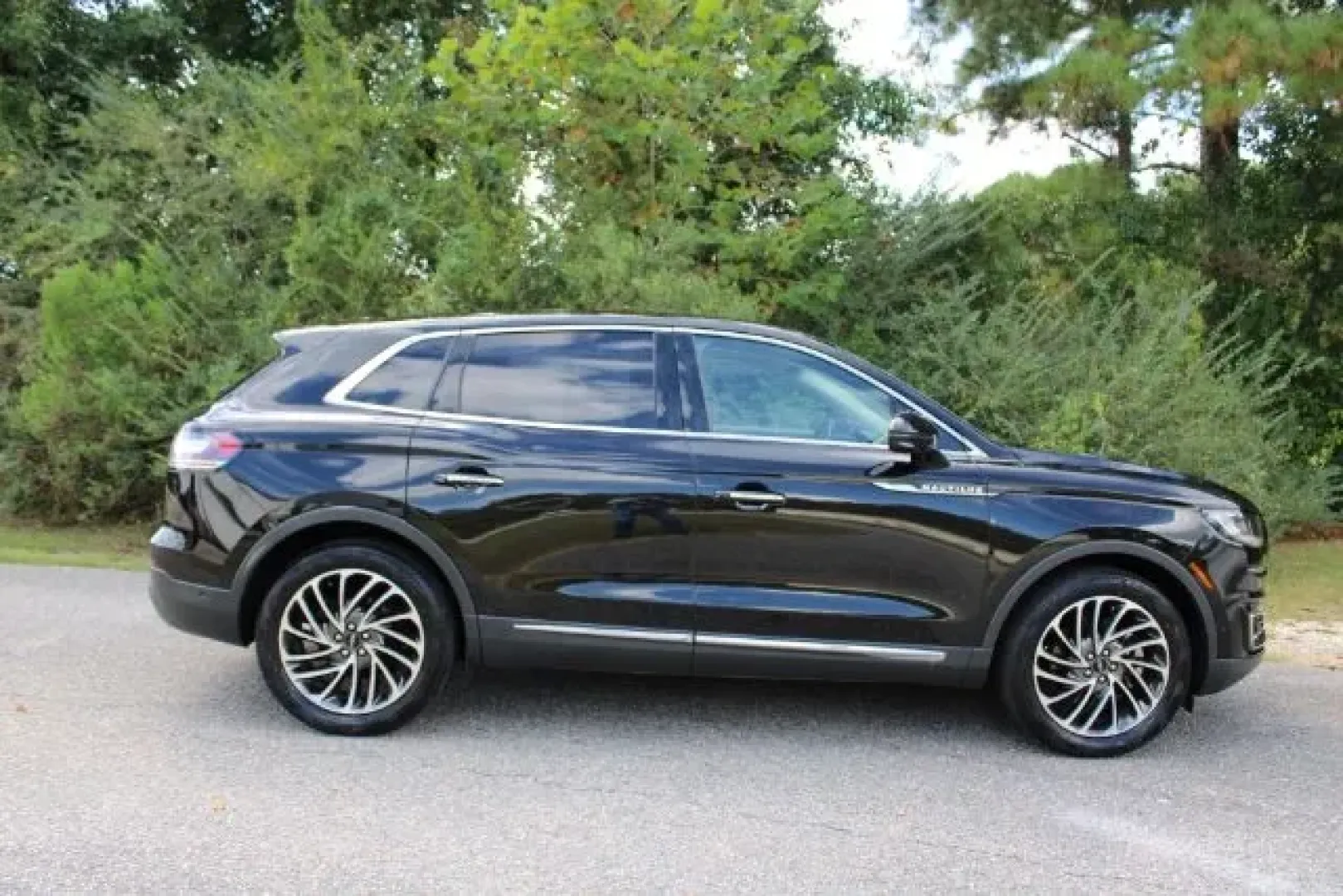 2019 Lincoln Nautilus Reserve (2LMPJ6L92KB) with an Other engine, located at 3598 James B White Hwy South, Whiteville, NC, 28472, (910) 642-3196, 34.294846, -78.732613 - **Elevate Your Drive with the Luxurious 2019 Lincoln Nautilus!**<br /> <br /> Are you searching for a vehicle that seamlessly combines comfort, style, and performance? Look no further than the stunning 2019 Lincoln Nautilus Reserve, now available at Car City - Whitesville, your trusted pre-owned dea - Photo#4