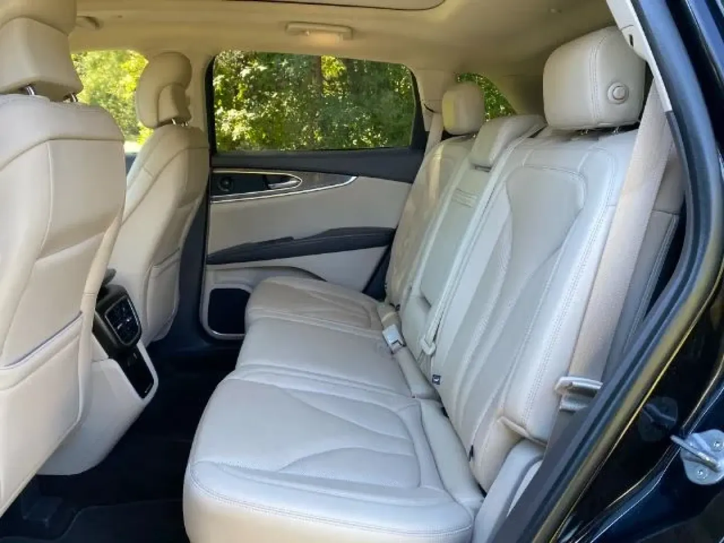 2019 Lincoln Nautilus Reserve (2LMPJ6L92KB) with an Other engine, located at 9146 Ocean Hwy West, Calabash, NC, 28467, (910) 579-1110, 33.928635, -78.576157 - **Elevate Your Drive with the Luxurious 2019 Lincoln Nautilus!**<br /> <br /> Are you searching for a vehicle that seamlessly combines comfort, style, and performance? Look no further than the stunning 2019 Lincoln Nautilus Reserve, now available at Car City - Whitesville, your trusted pre-owned dea - Photo#5