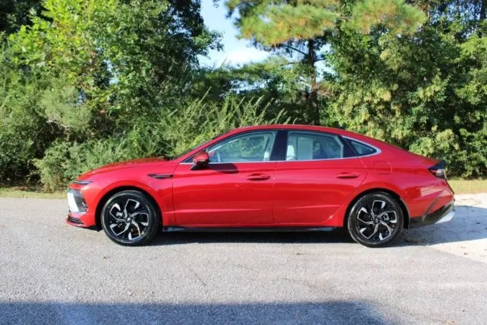 2025 /Dark Gray Hyundai Sonata SEL (KMHL64JA6SA) with an Smartstream 2.5L I-4 port/direct injection engine, located at 9146 Ocean Hwy West, Calabash, NC, 28467, (910) 579-1110, 33.928635, -78.576157 - **Discover Your Next Adventure with the 2025 Hyundai Sonata SEL at Car City - Whitesville!**<br /> <br /> Are you searching for a vehicle that effortlessly combines style, comfort, and reliability? Look no further! The 2025 Hyundai Sonata SEL is the ideal sedan for anyone seeking a dependable ride f - Photo#4