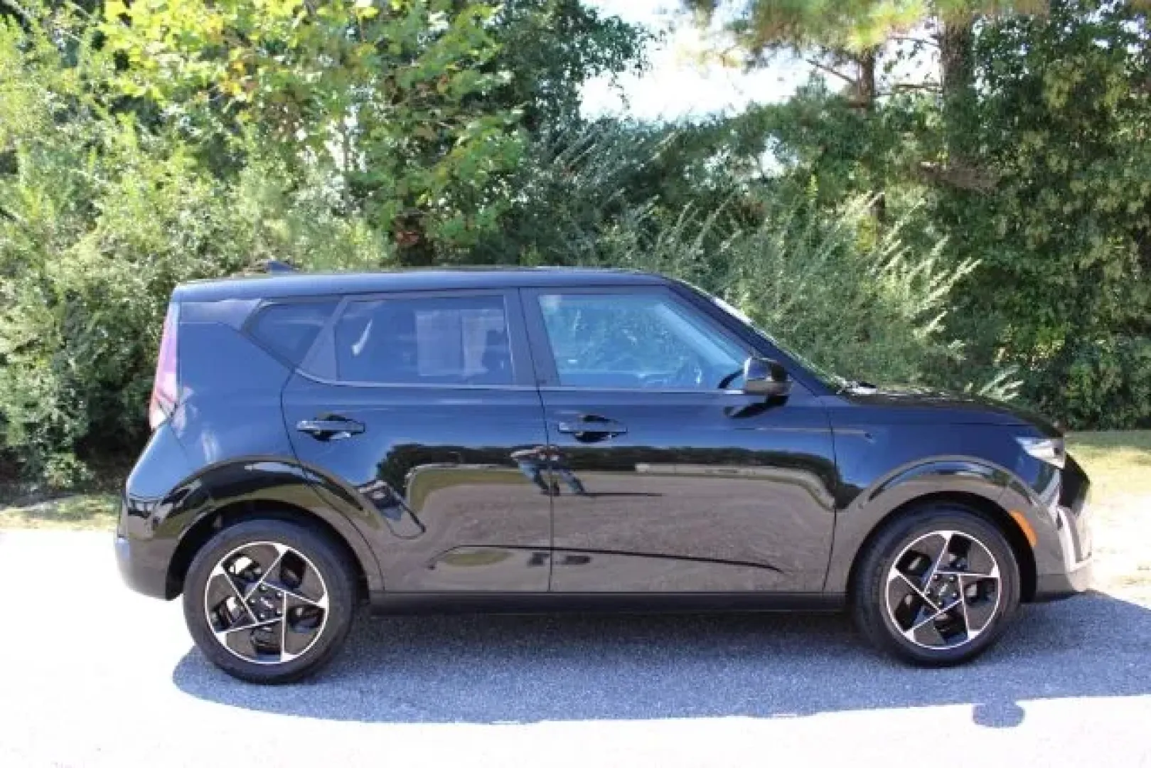 2023 Kia Soul EX (KNDJ33AU8P7) with an 2L I-4 DOHC engine, located at 9146 Ocean Hwy West, Calabash, NC, 28467, (910) 579-1110, 33.928635, -78.576157 - **Embrace Adventure and Comfort in the 2023 Kia Soul EX Your Ideal Companion for Everyday Journeys!**<br /> <br /> Are you searching for a versatile vehicle that fits seamlessly into your lifestyle? Whether you're a busy parent navigating carpool routes, a professional commuting to work, or someone - Photo#3