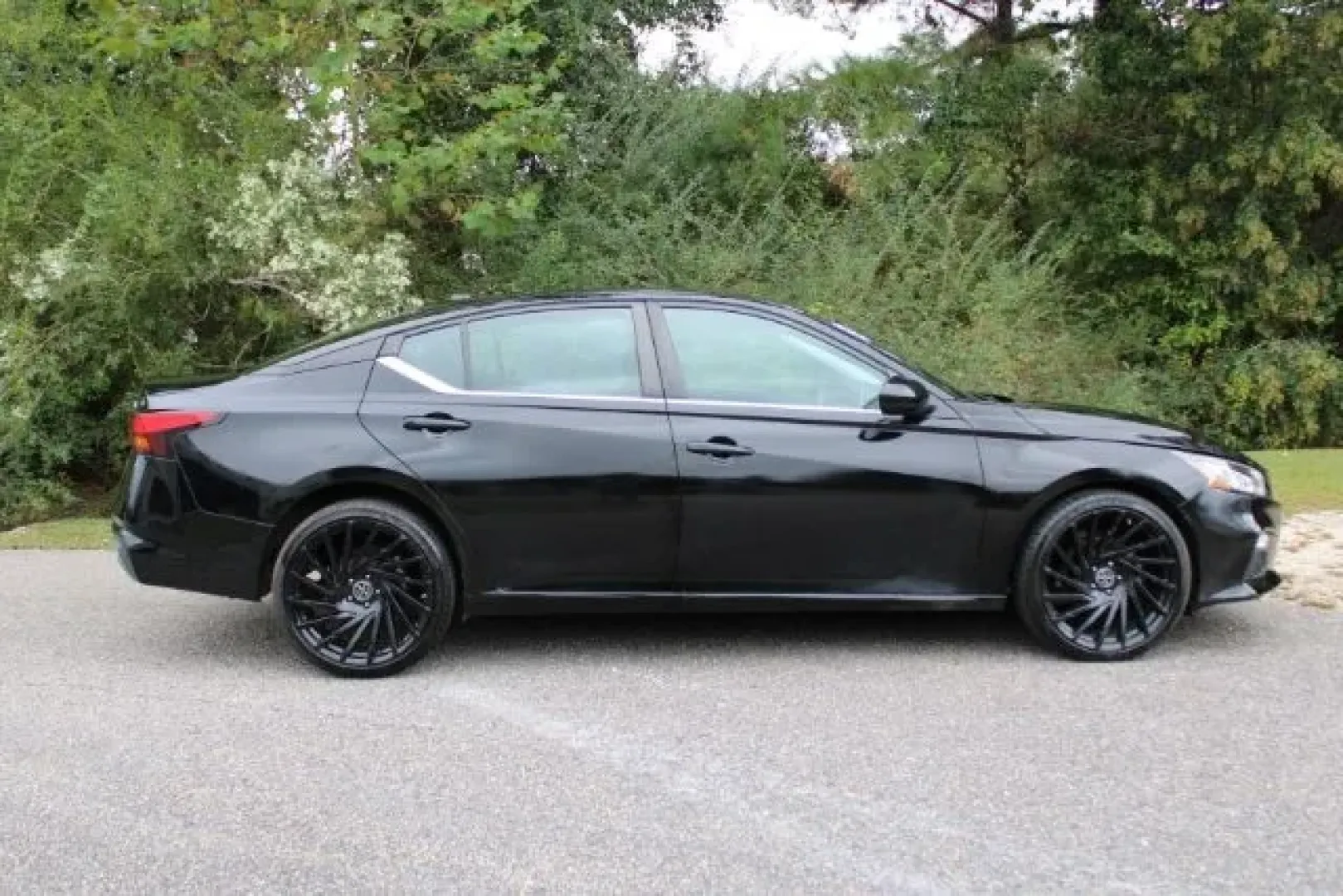 2021 /BLACK LEATHER/CLOTH Nissan Altima 2.5 SR AWD (1N4BL4CW8MN) with an 2.5L L4 DOHC 16V engine, Continuously Variabl transmission, located at 3598 James B White Hwy South, Whiteville, NC, 28472, (910) 642-3196, 34.294846, -78.732613 - **Discover Versatile Driving with the 2021 Nissan Altima 2.5 SR AWD at Car City - Whitesville!**<br /> <br /> Are you looking for an exceptional vehicle that seamlessly fits into your busy lifestyle? Whether you're commuting to work, shuttling the kids to school, or embarking on weekend adventures, - Photo#3