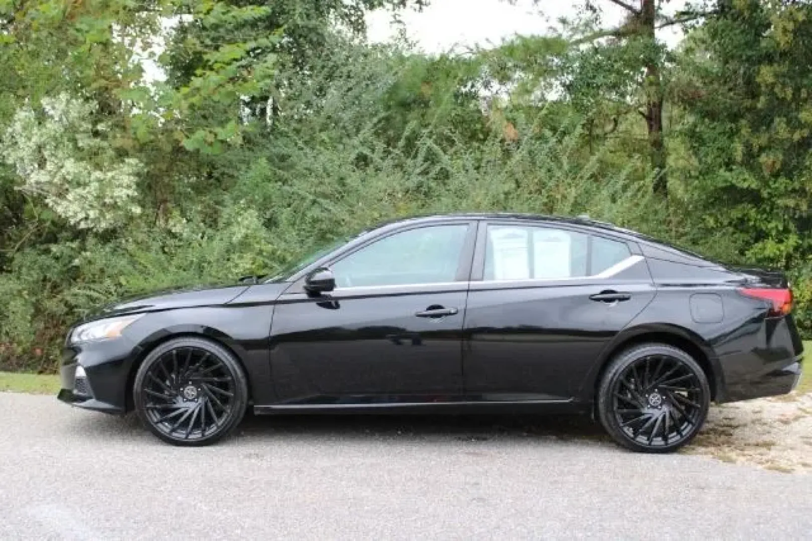 2021 /BLACK LEATHER/CLOTH Nissan Altima 2.5 SR AWD (1N4BL4CW8MN) with an 2.5L L4 DOHC 16V engine, Continuously Variabl transmission, located at 3598 James B White Hwy South, Whiteville, NC, 28472, (910) 642-3196, 34.294846, -78.732613 - **Discover Versatile Driving with the 2021 Nissan Altima 2.5 SR AWD at Car City - Whitesville!**<br /> <br /> Are you looking for an exceptional vehicle that seamlessly fits into your busy lifestyle? Whether you're commuting to work, shuttling the kids to school, or embarking on weekend adventures, - Photo#4